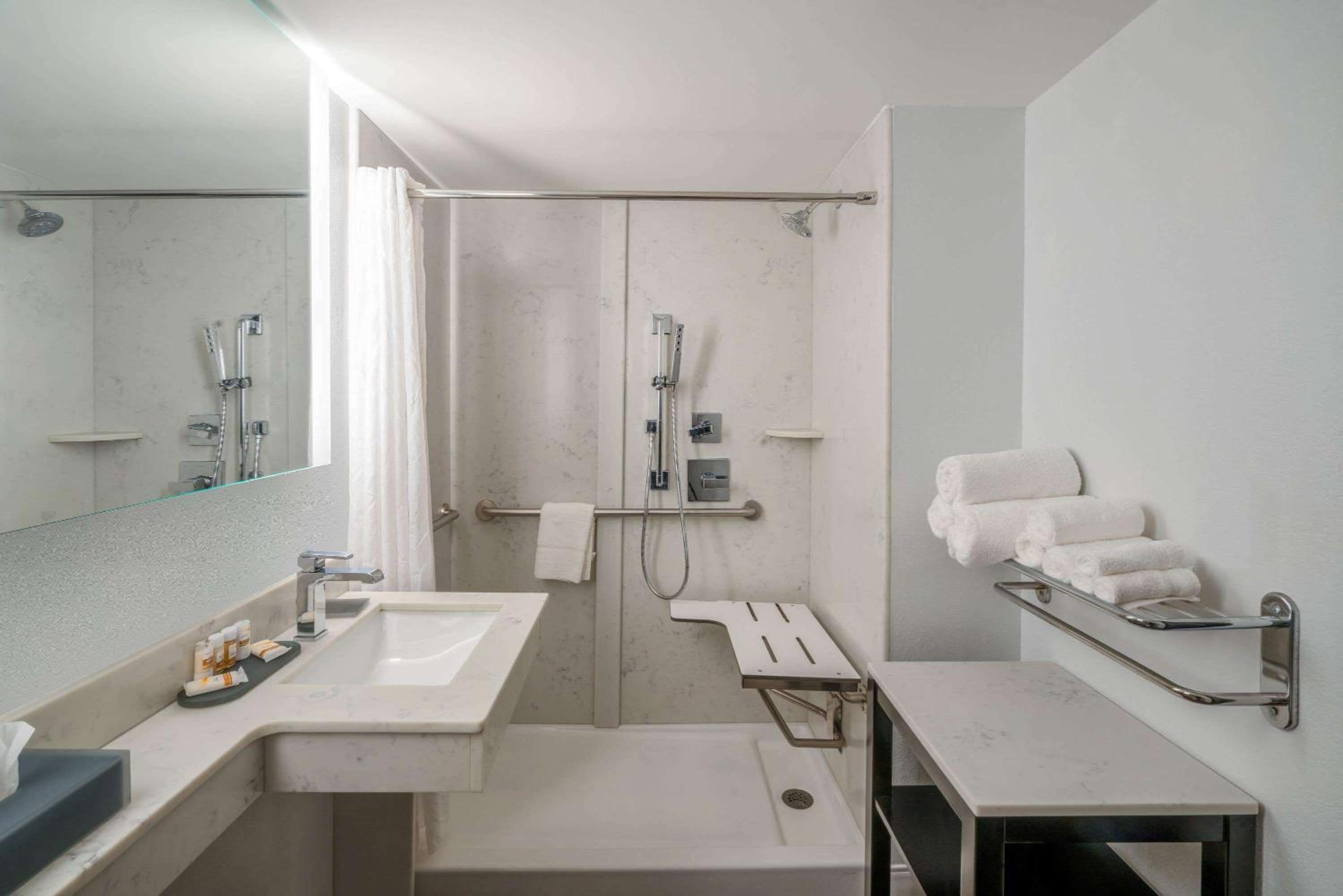 King Room - Disability Access - Photo 13