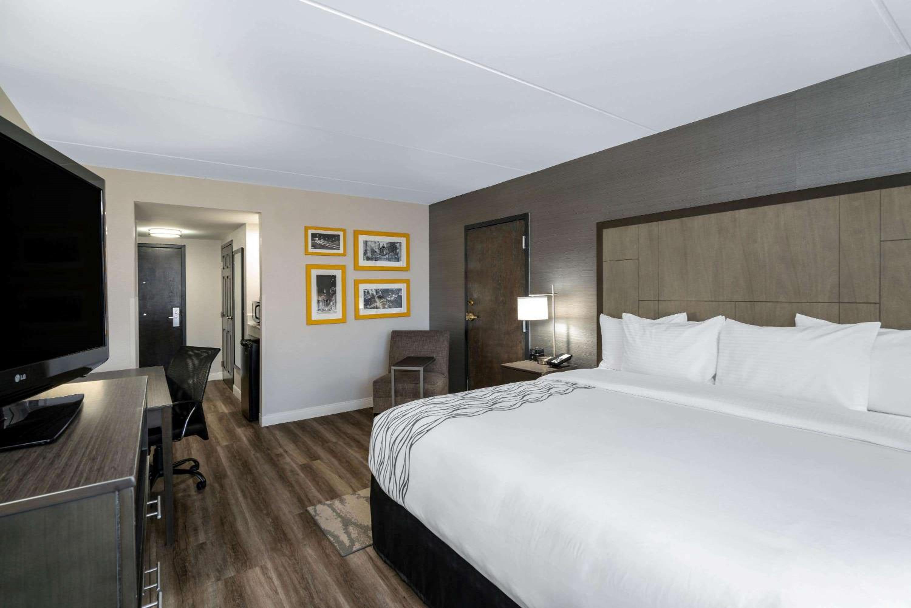 King Room - Disability Access - Photo 15