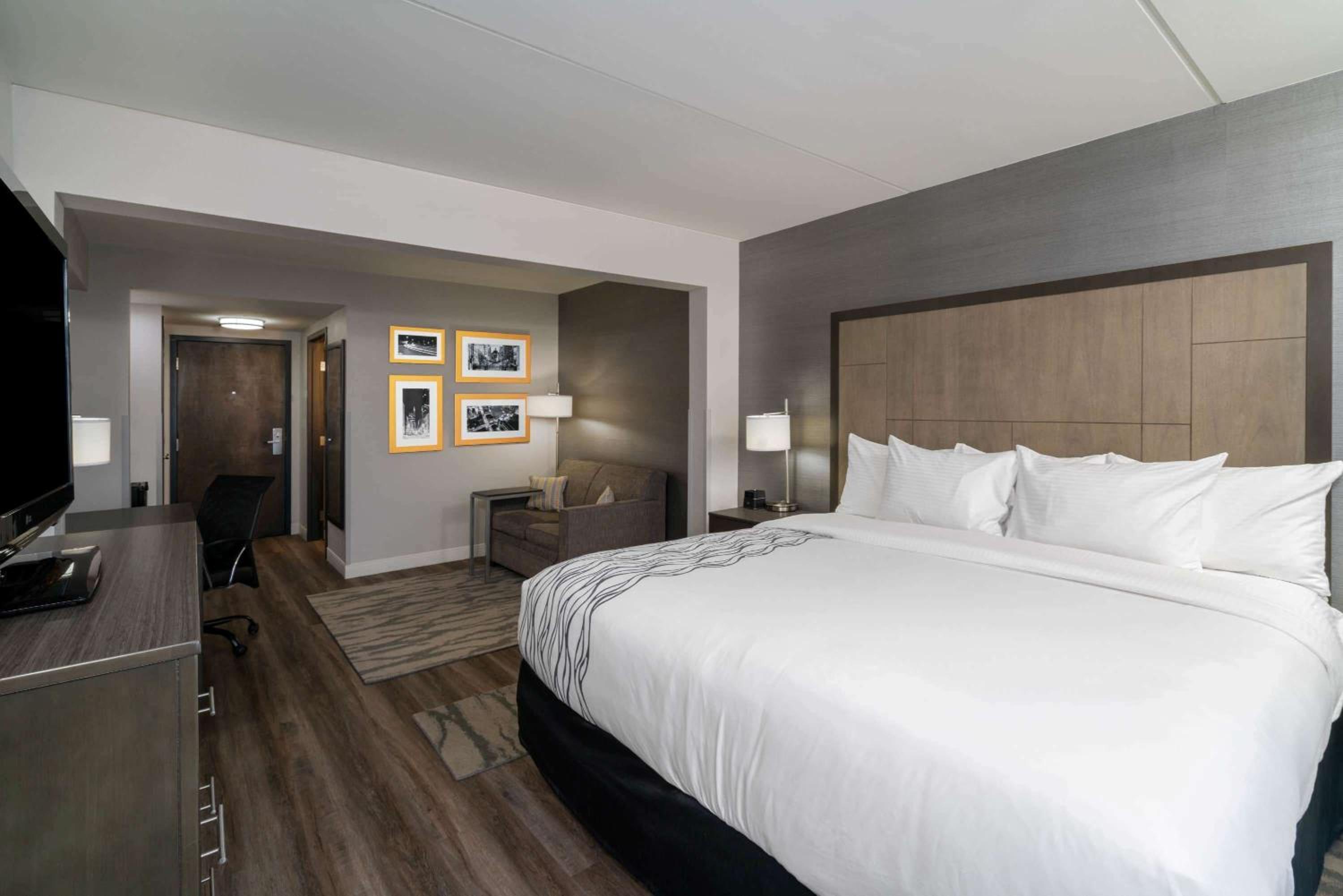 King Room - Non-Smoking - Photo 3