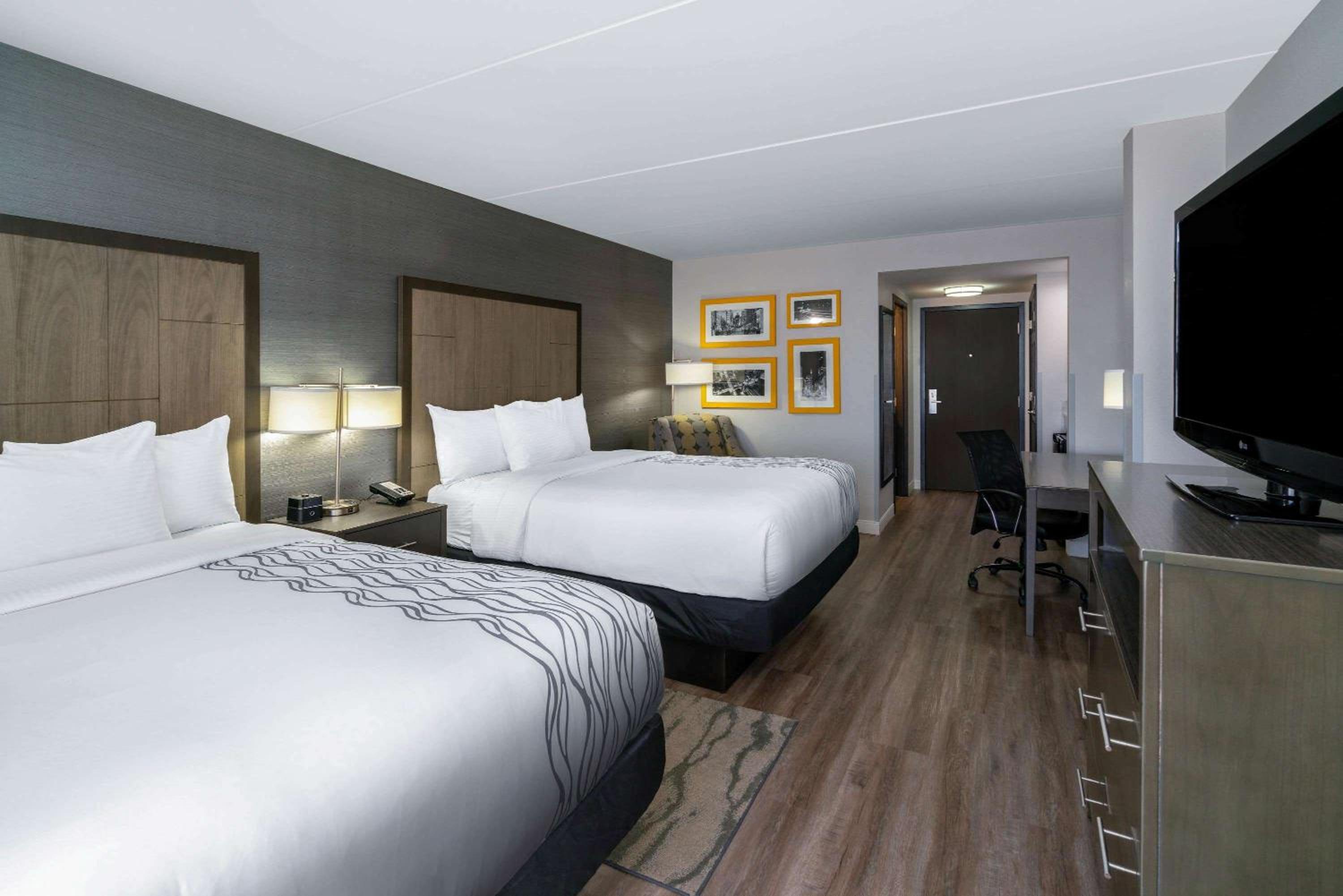 Queen Room with Two Queen Beds - Photo 4