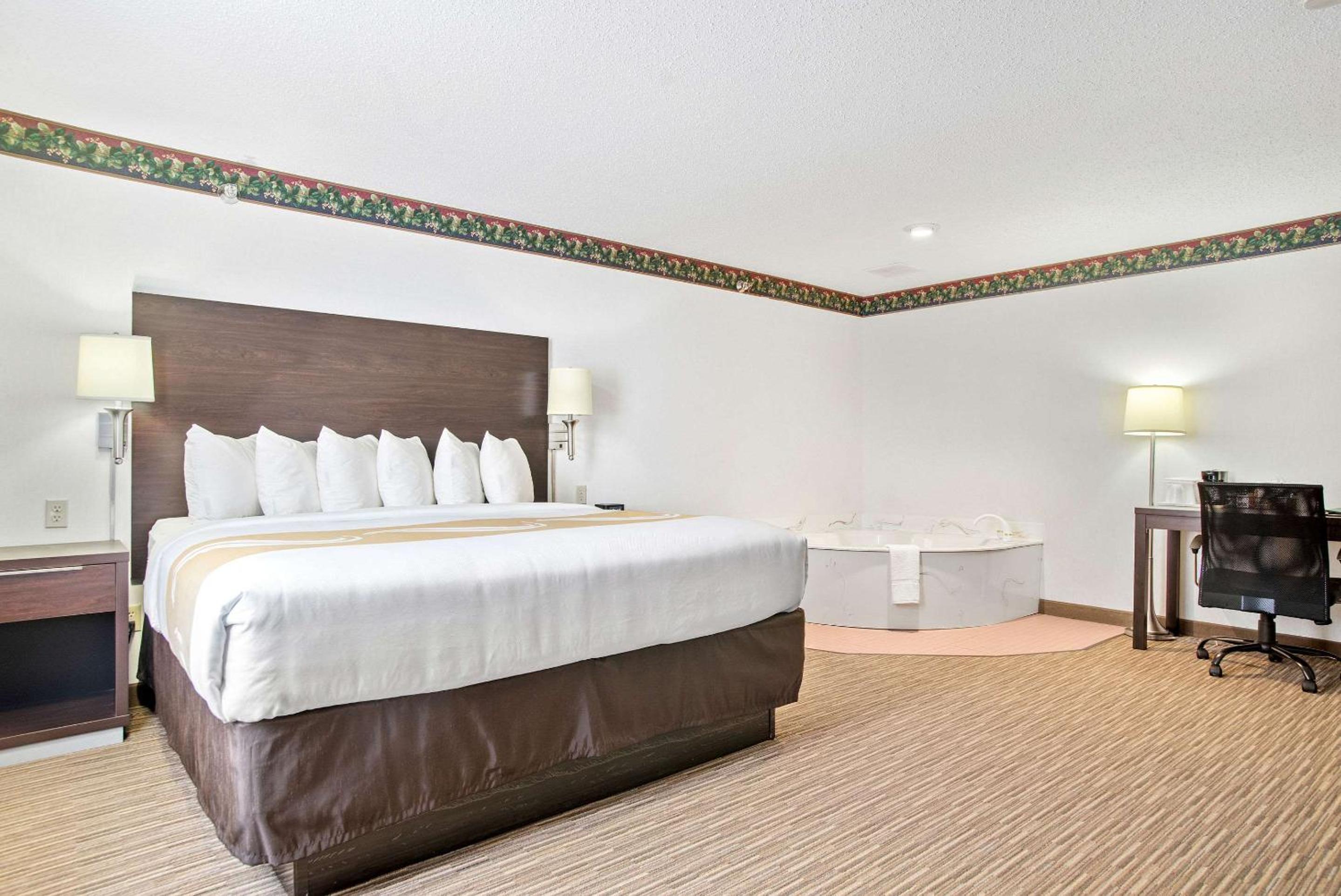 King Suite with Whirlpool - Non-Smoking