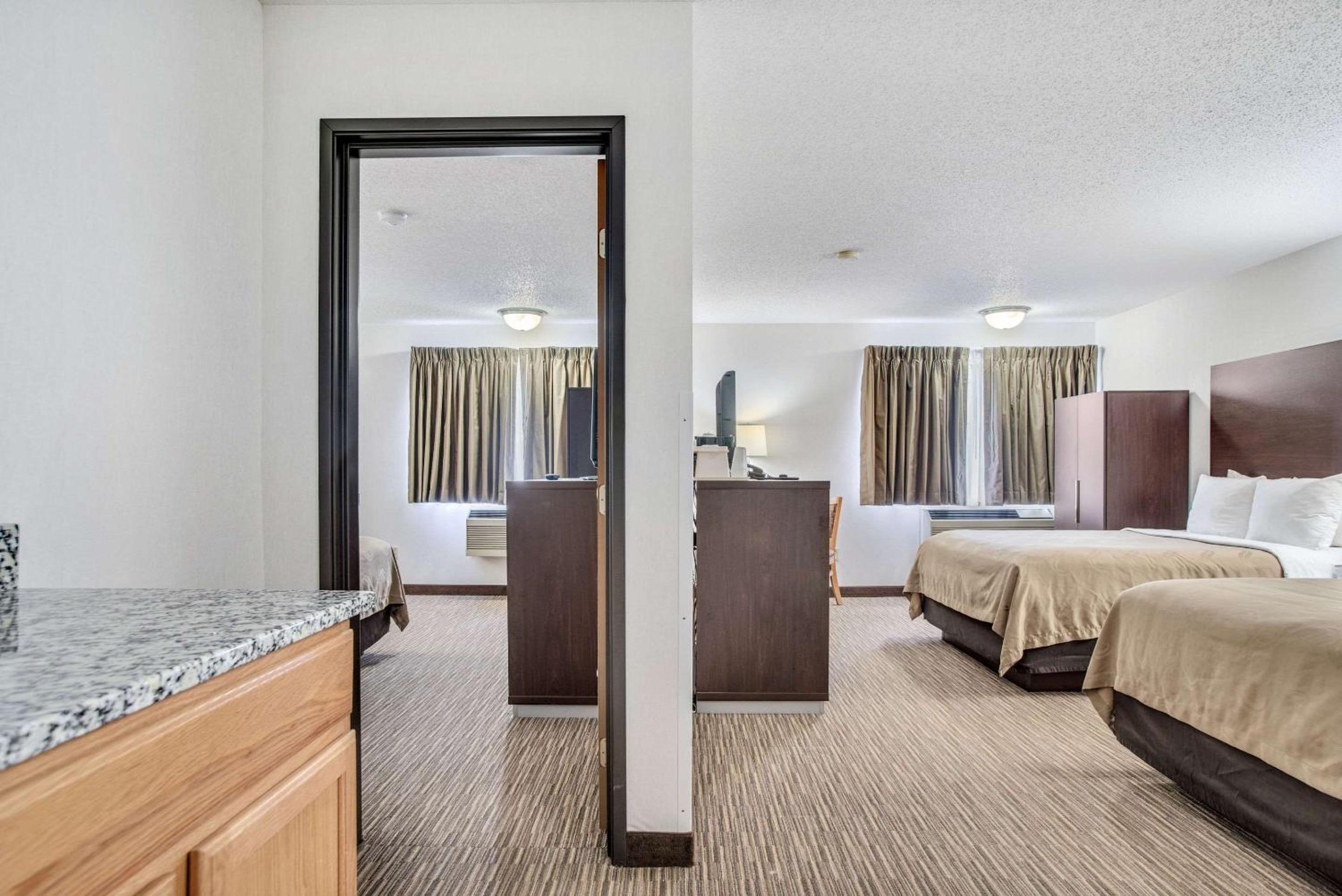 Queen Suite - Non-Smoking photo 3