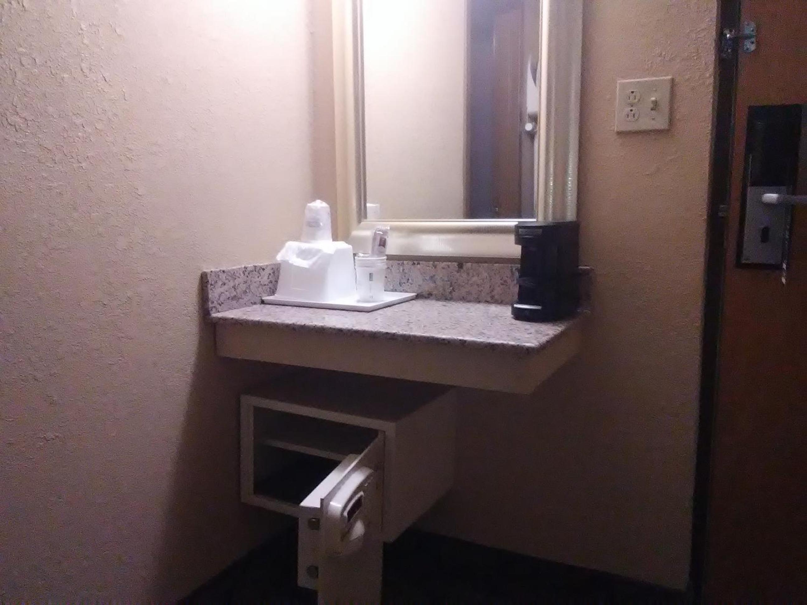 King Room - Non-Smoking - Photo 14