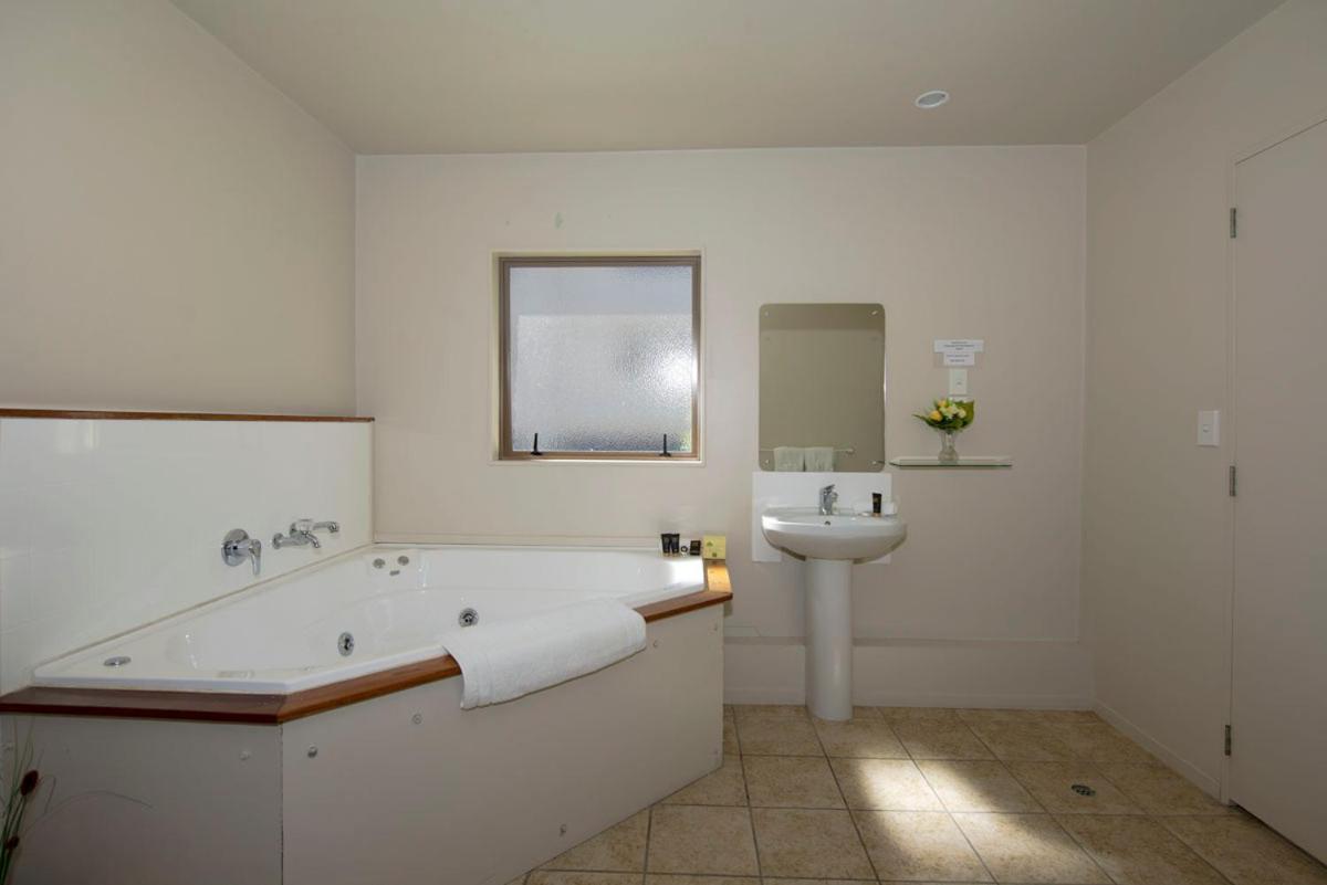 King Studio with Spa Bath photo 2