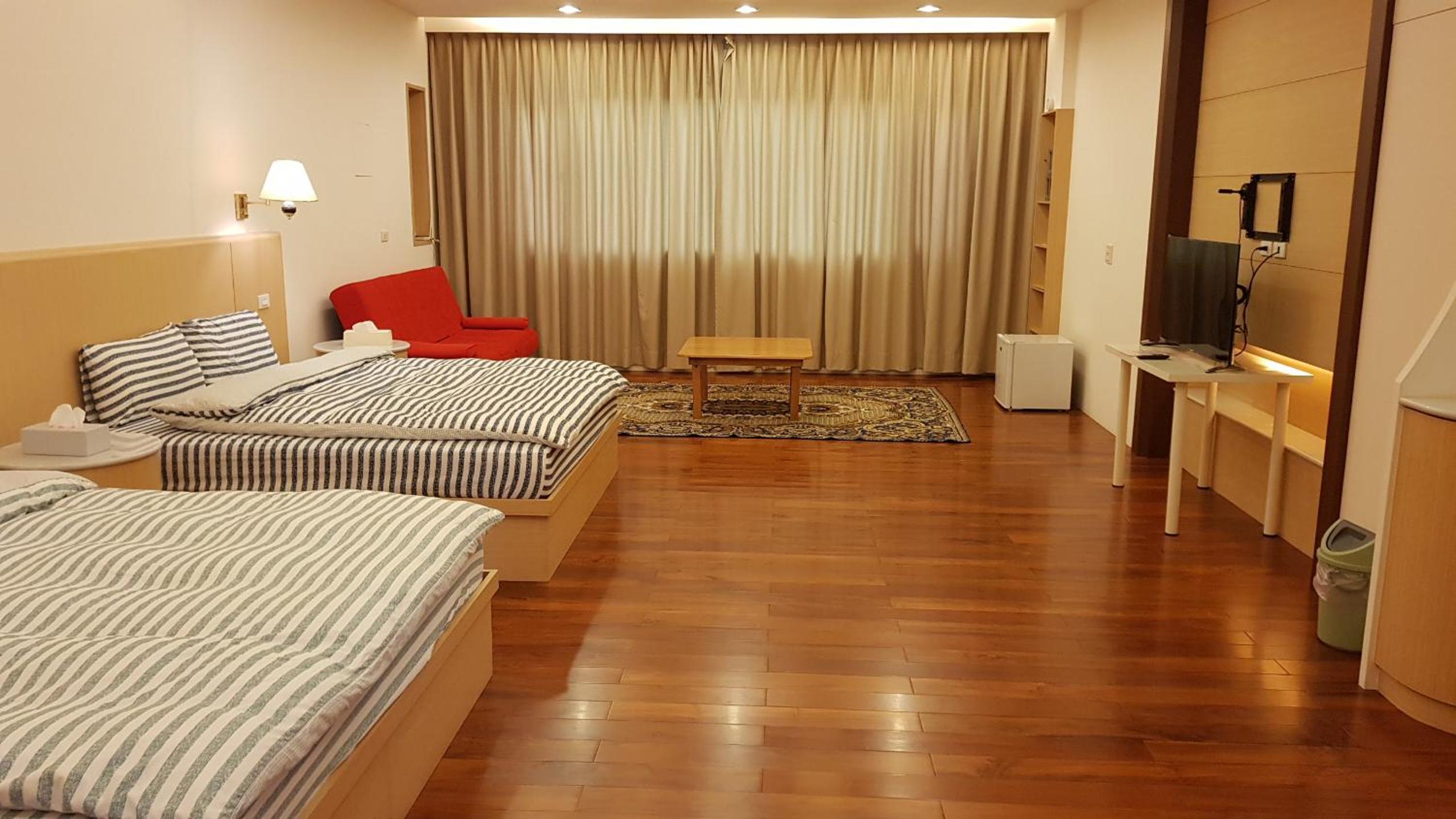 Deluxe Family Suite photo 2