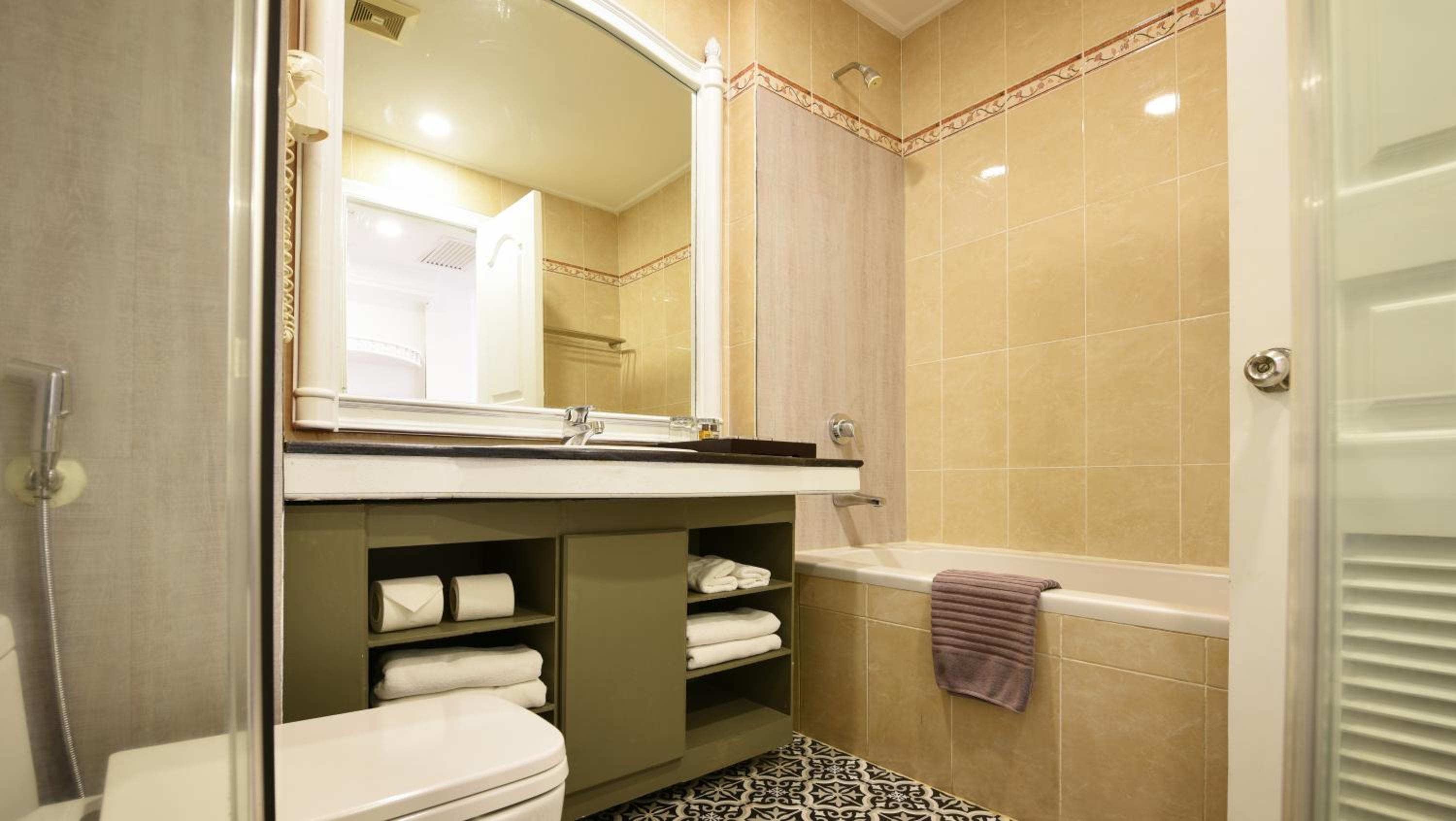 Deluxe Double Room - Photo 9