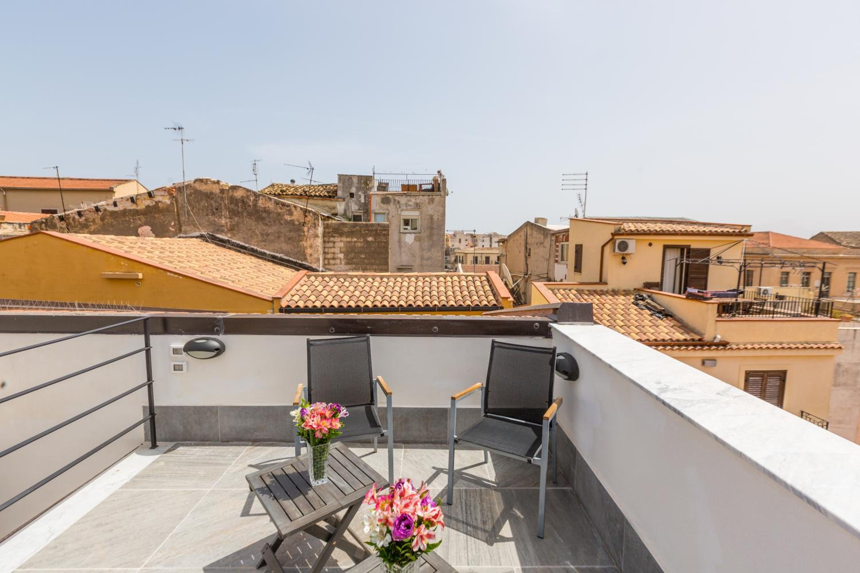 Apartment with Terrace - Photo 32