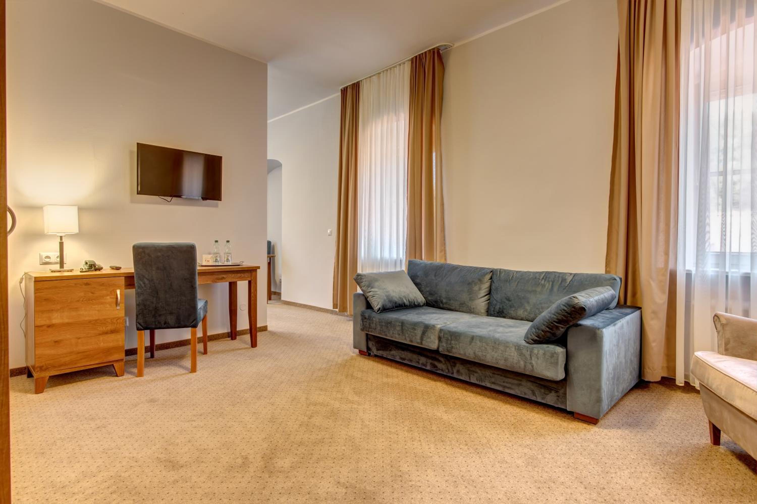 Suite building number 7 photo 3
