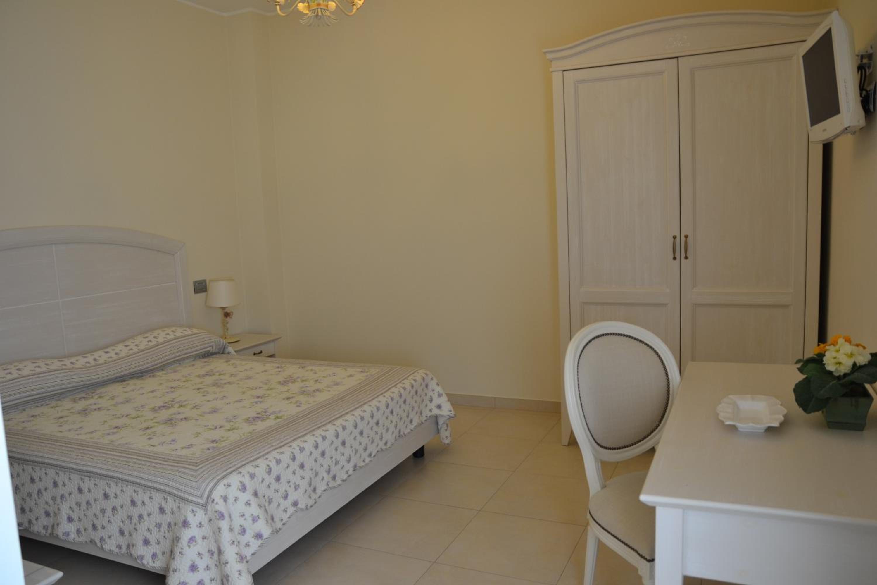 One-Bedroom Apartment - Photo 1