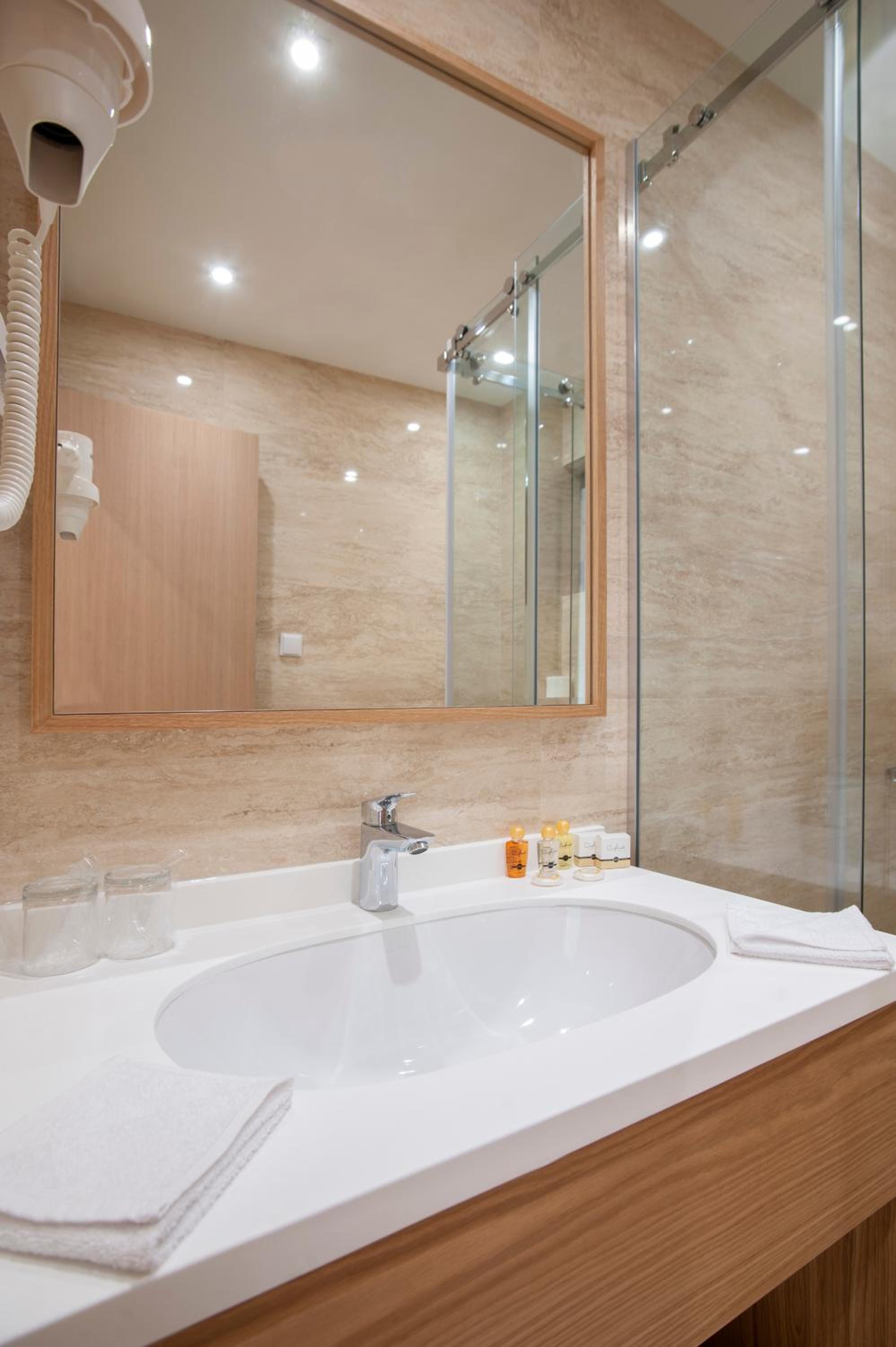 Superior Double or Twin Room - Photo 4