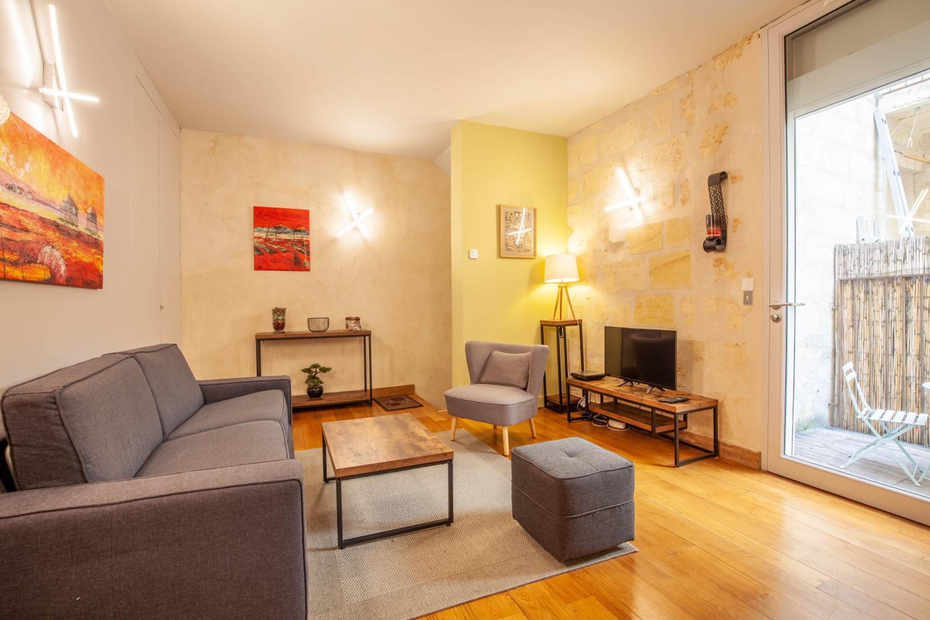 Apartment with Balcony - Photo 12