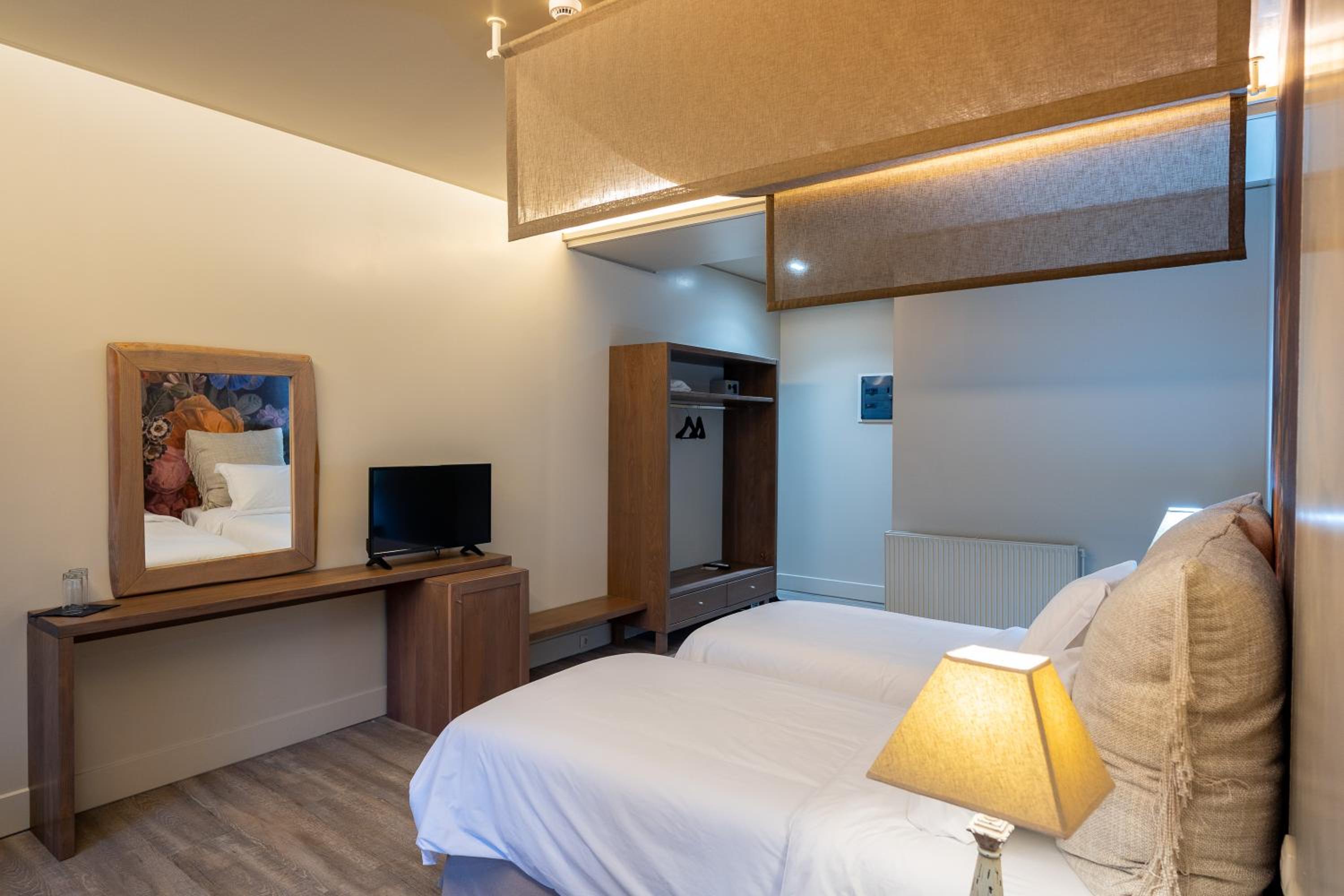 Deluxe Room - Photo 6