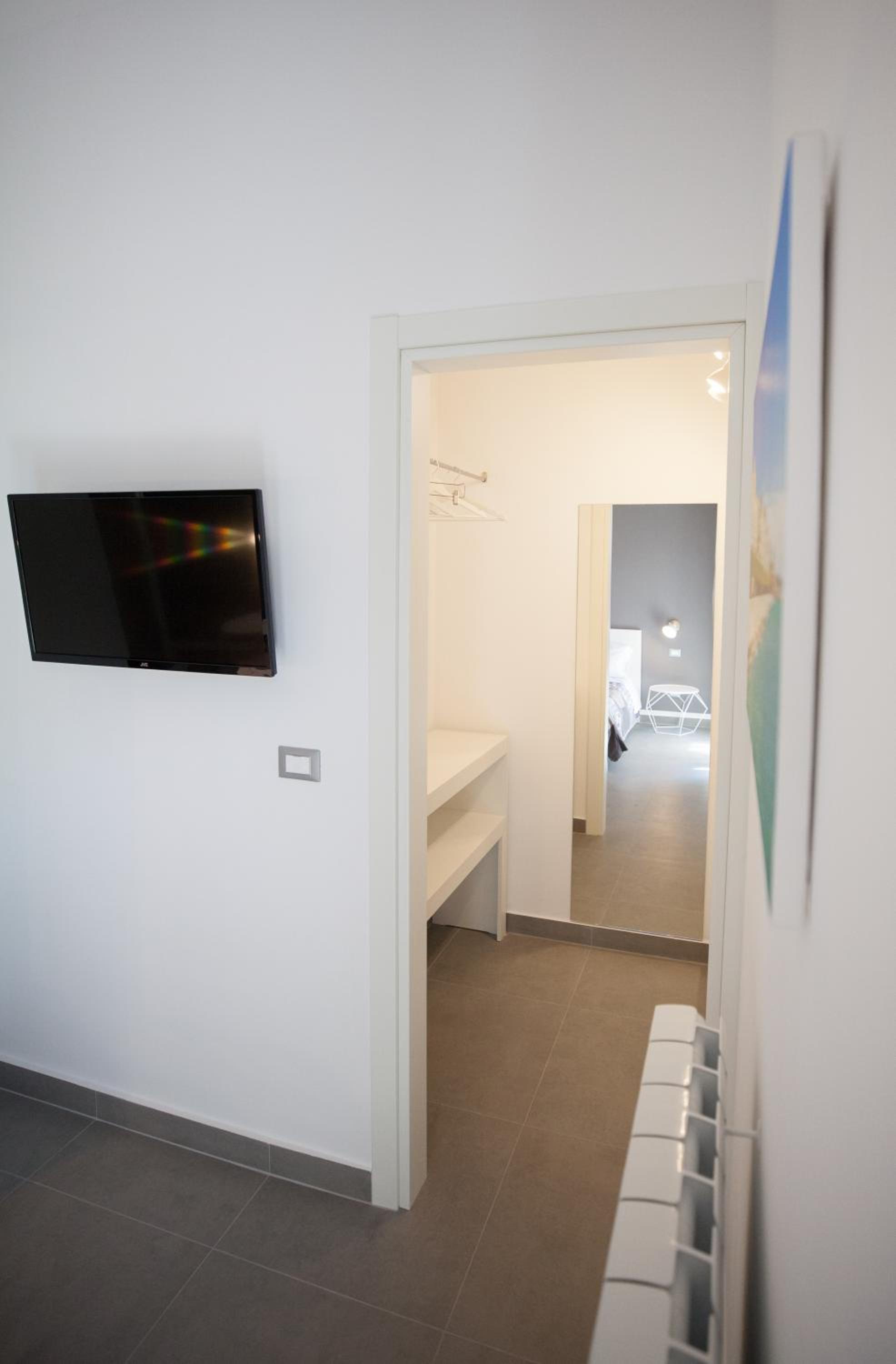 Double Room with Balcony - Photo 4
