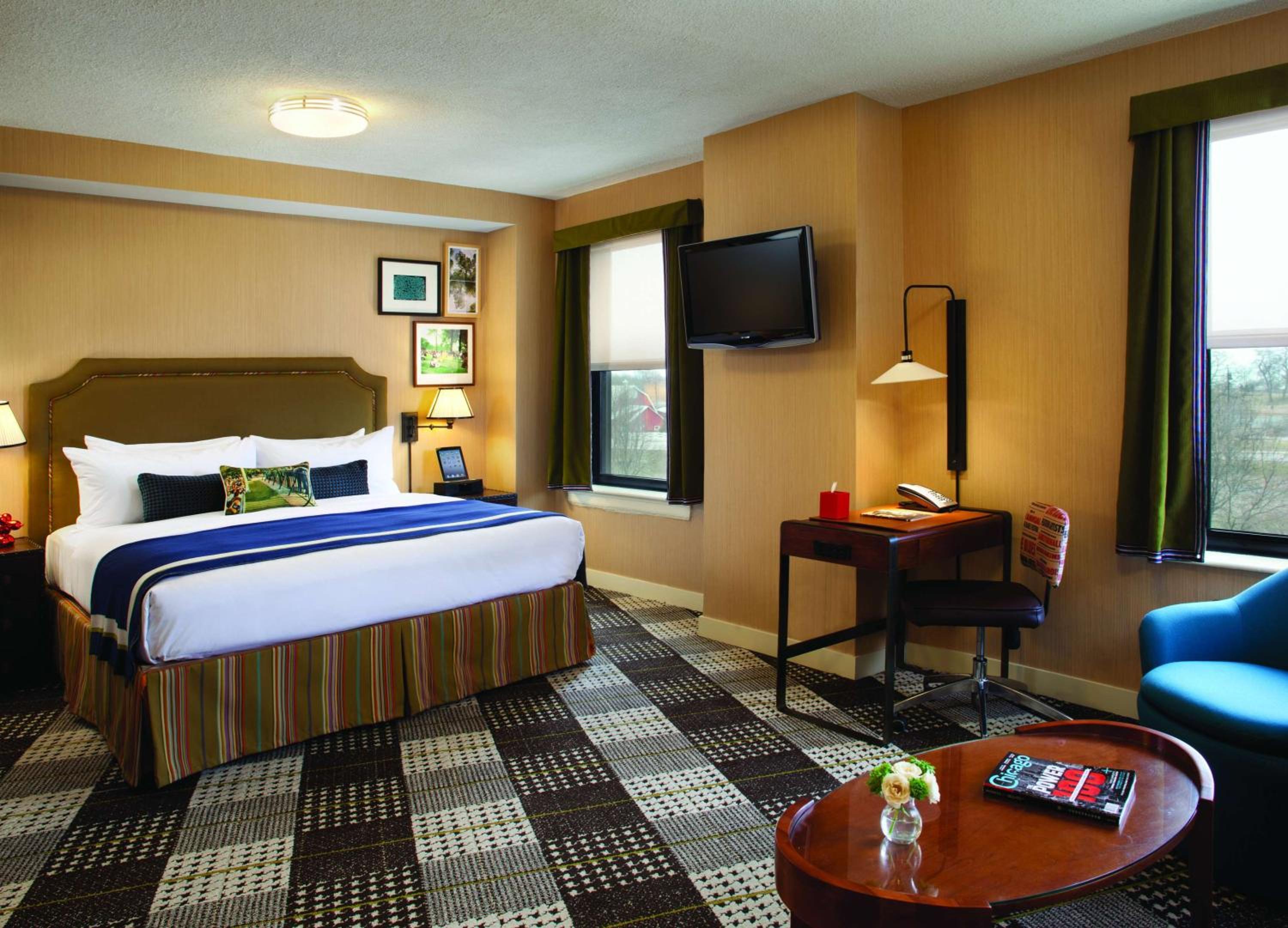 Junior King Suite with Accessible Tub - Disability Access - Photo 3