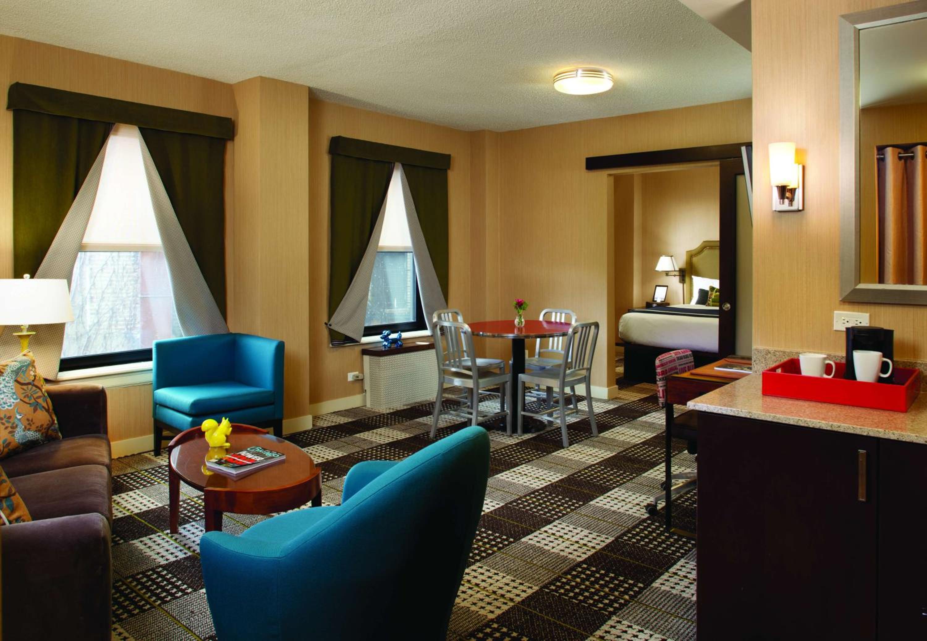 Junior King Suite with Accessible Tub - Disability Access - Photo 4