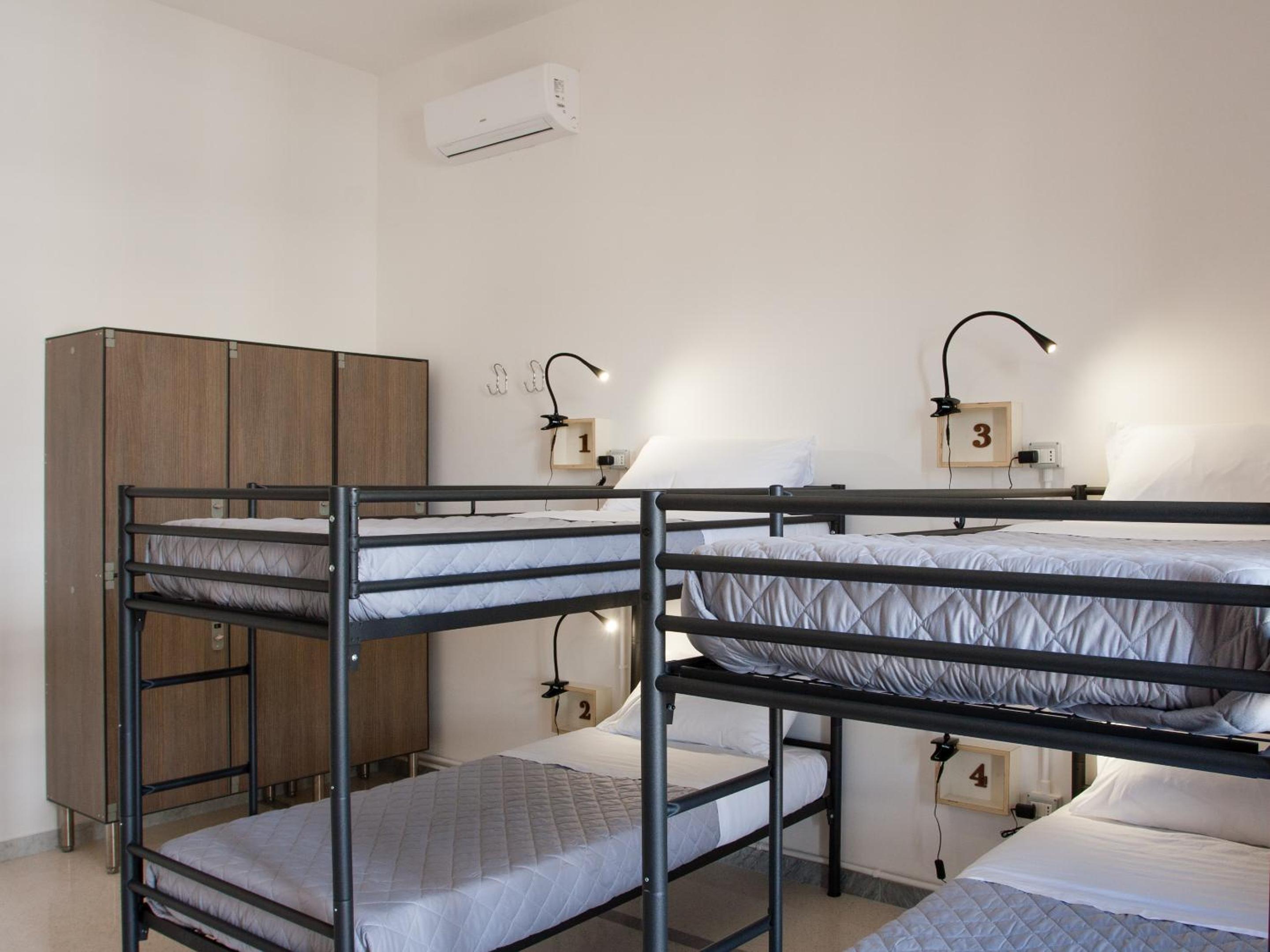 Bett in 6-Bett-Mischdormitorium-Zimmer
