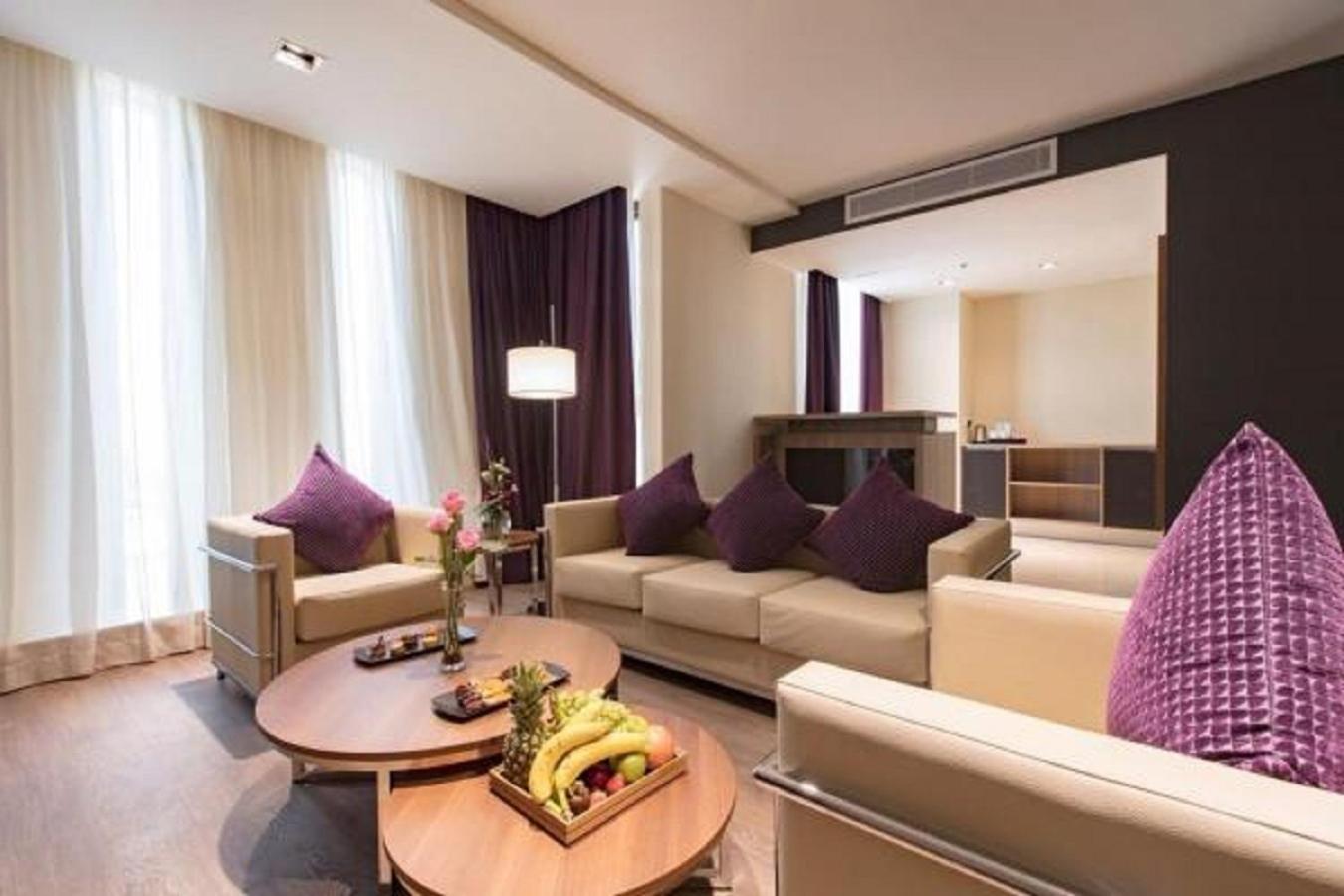 Business Suite King (Non-Smoking) - Photo 8
