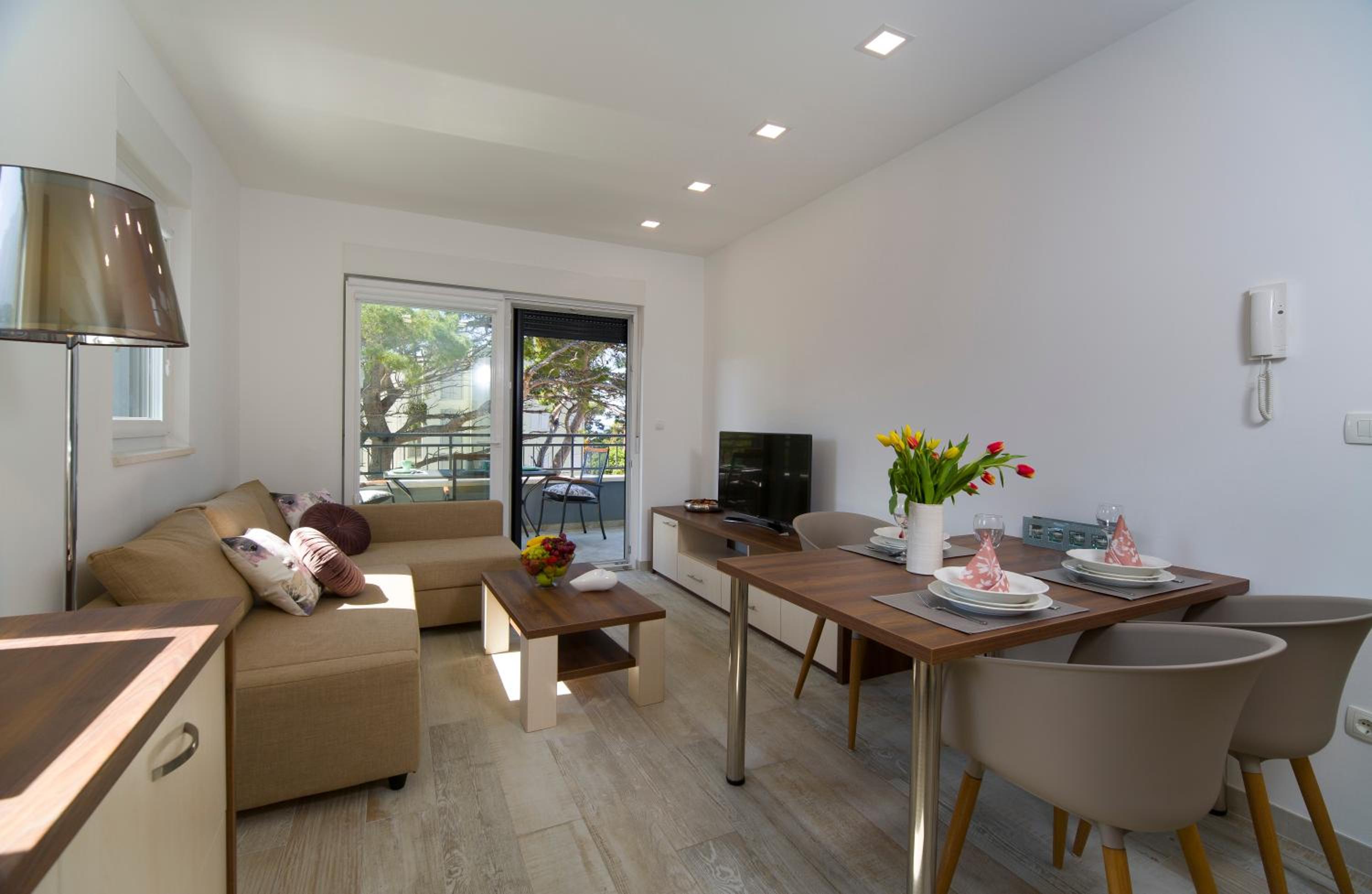Apartment with Balcony photo 3