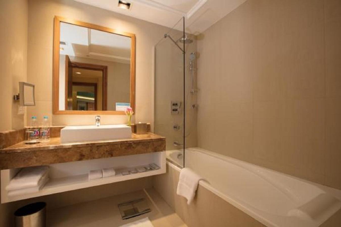 Deluxe King Room - Photo 4