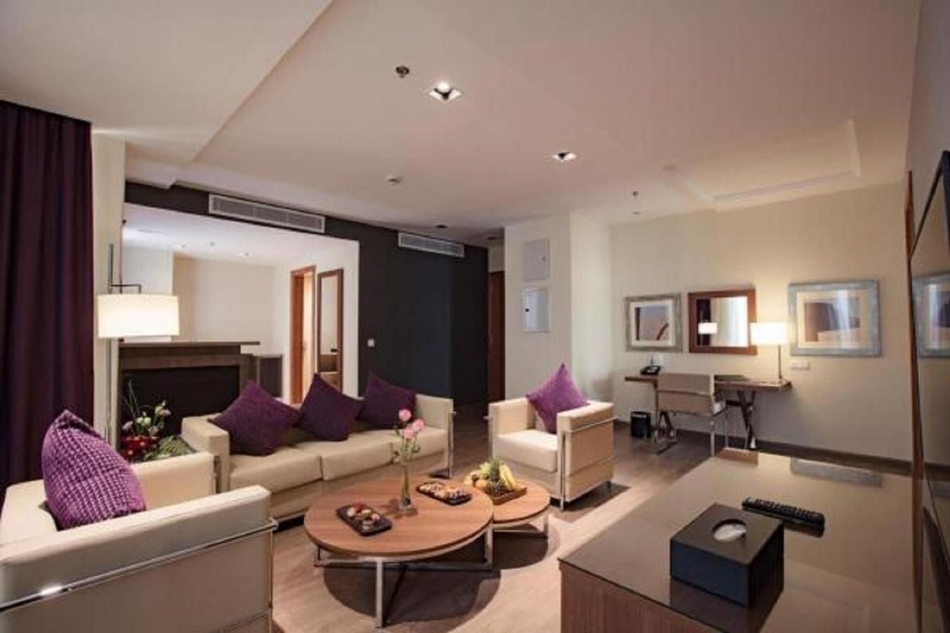 Business Suite King (Non-Smoking) - Photo 6