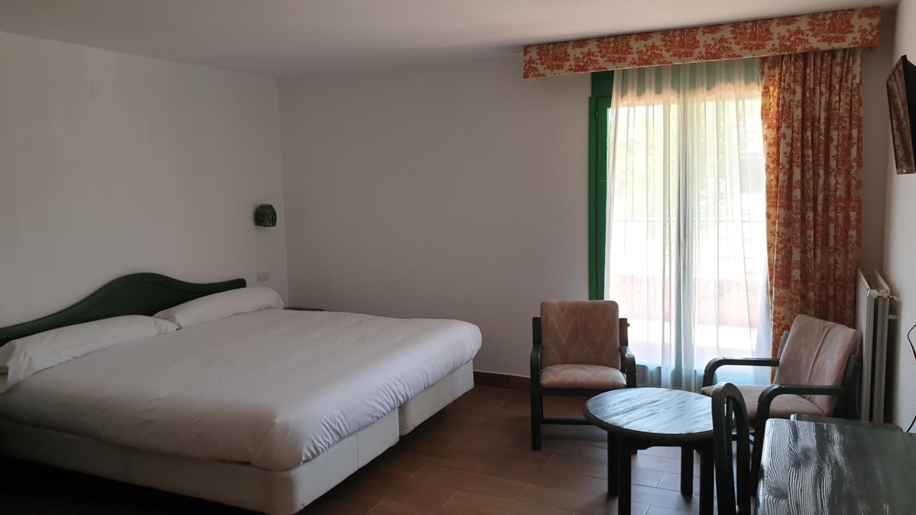 Standard Double Room - Photo 2