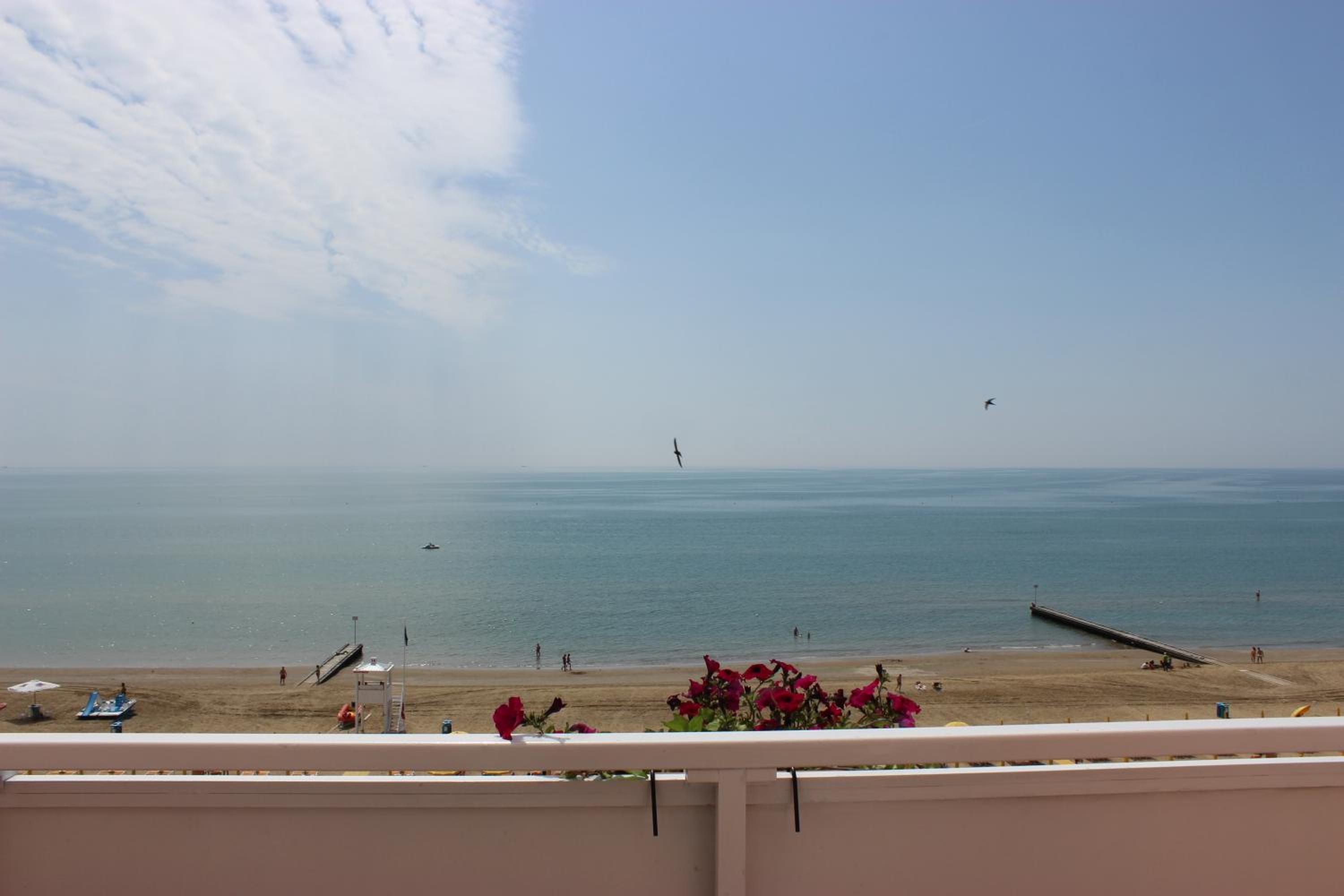 Deluxe Suite with Sea View photo 3