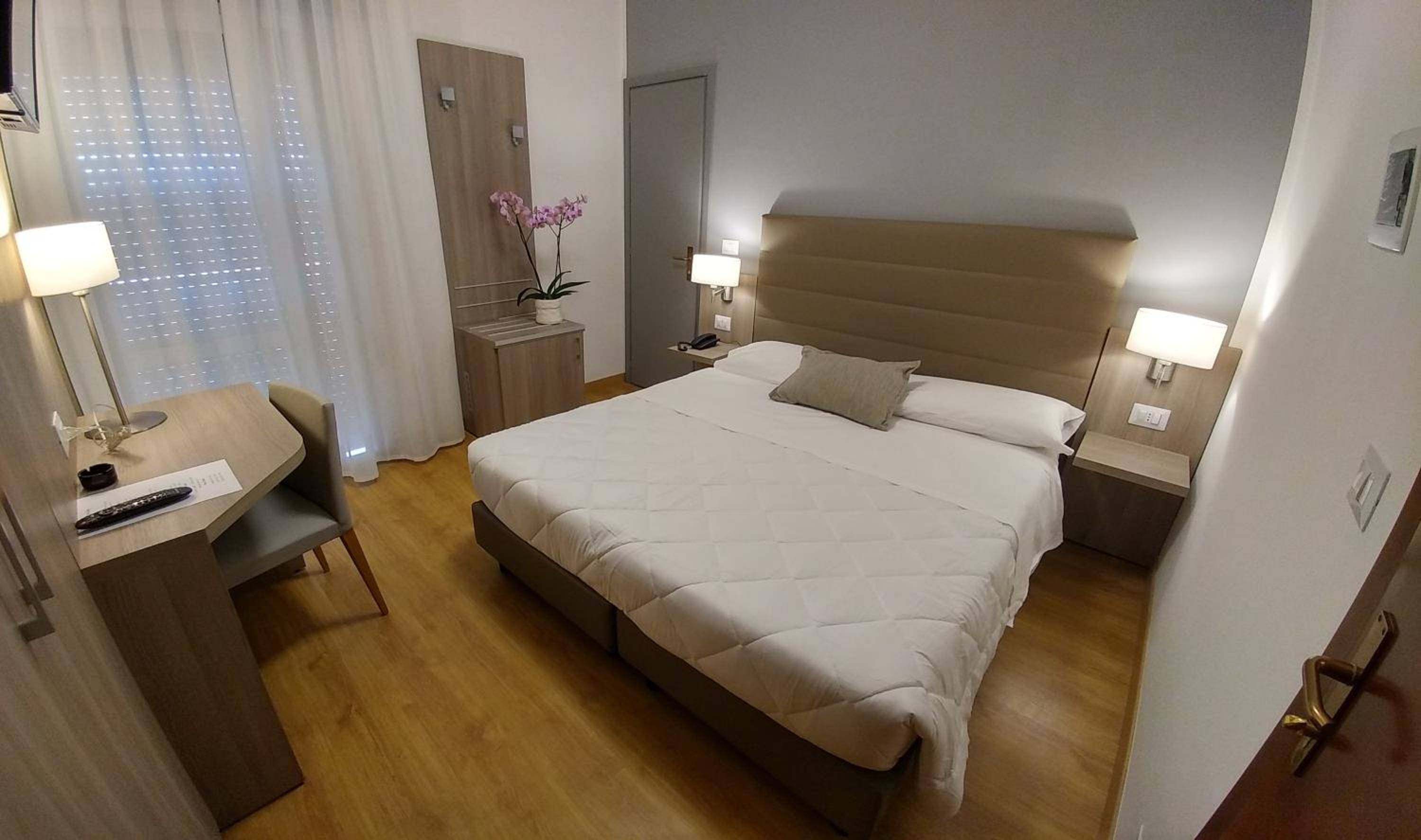 Double or Twin Room with Partial Sea View photo 2