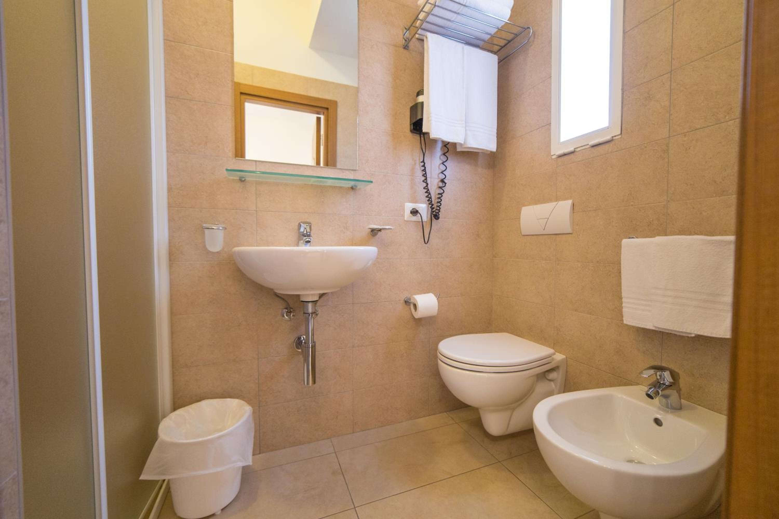 Double Room - Photo 5