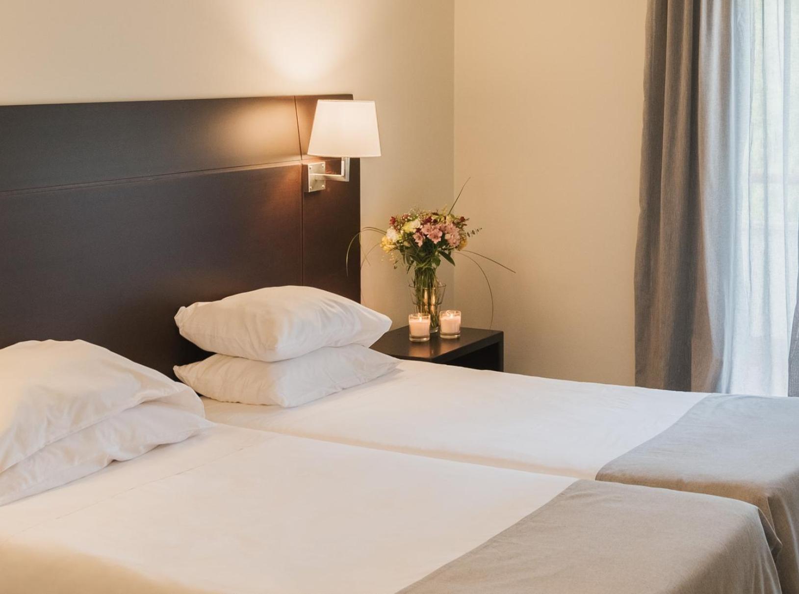 Superior Twin Room with Balcony - Photo 7