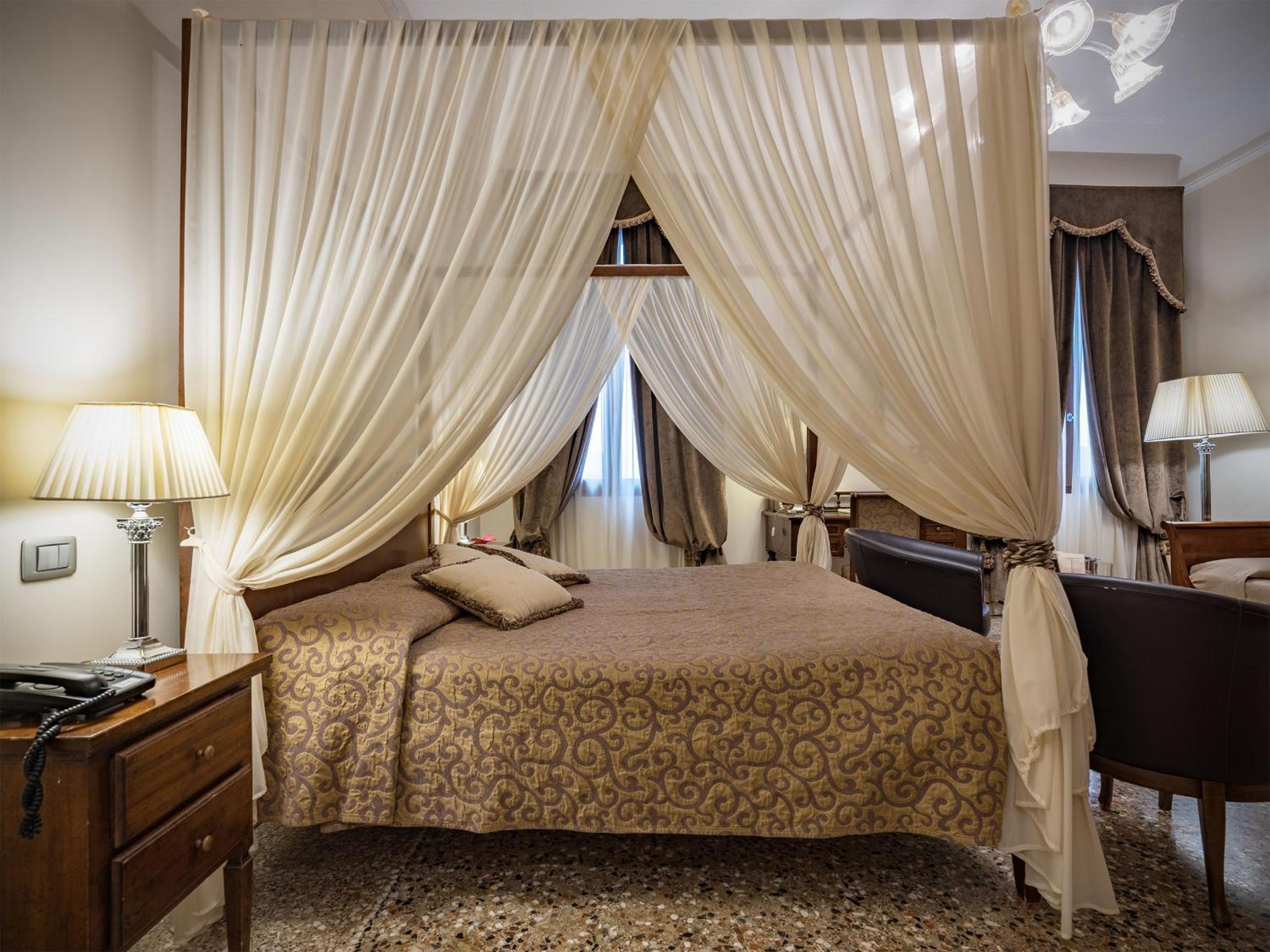 Double Room with Canal View thumbnail 5
