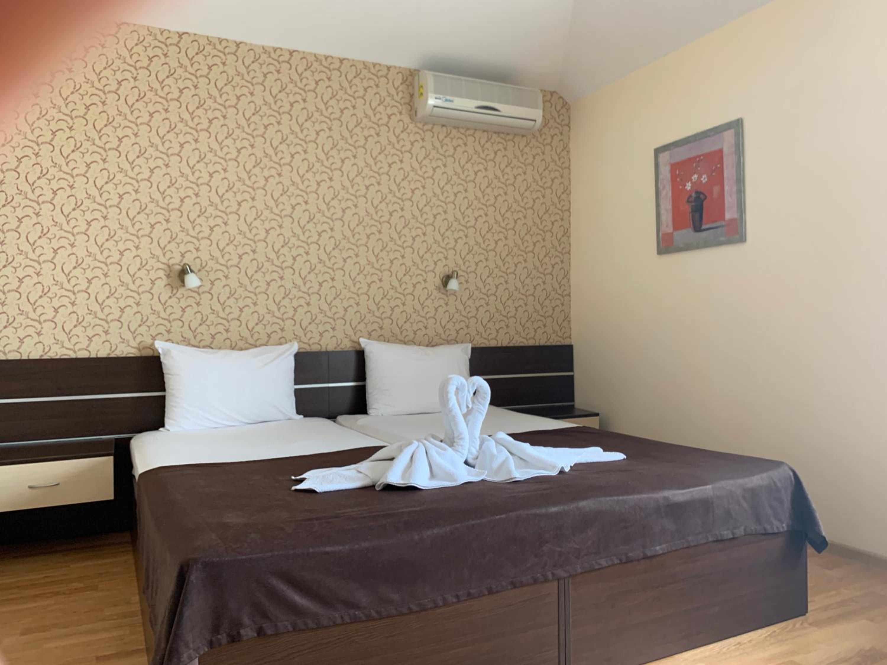 Twin Room - Photo 10