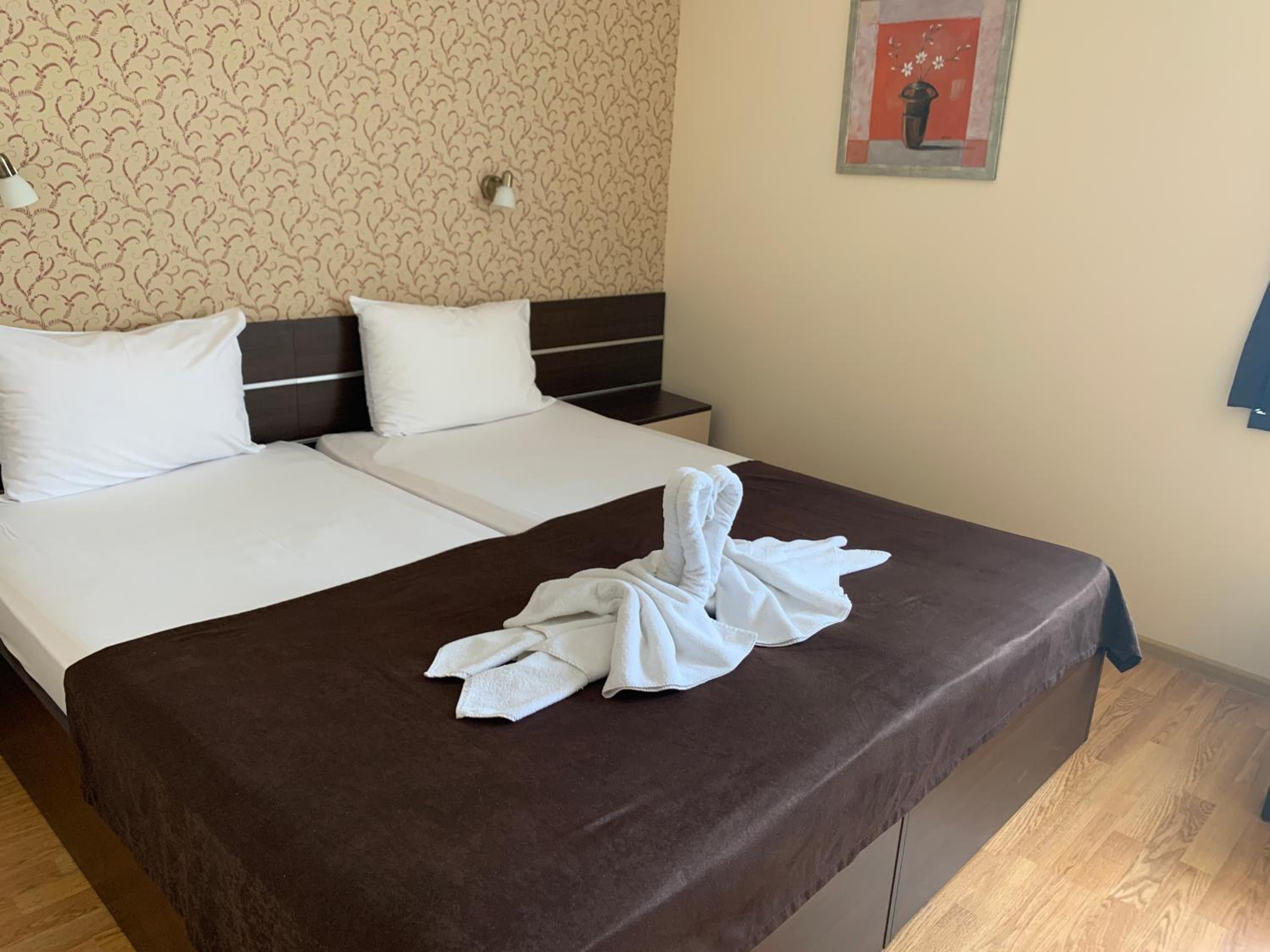 Twin Room - Photo 11