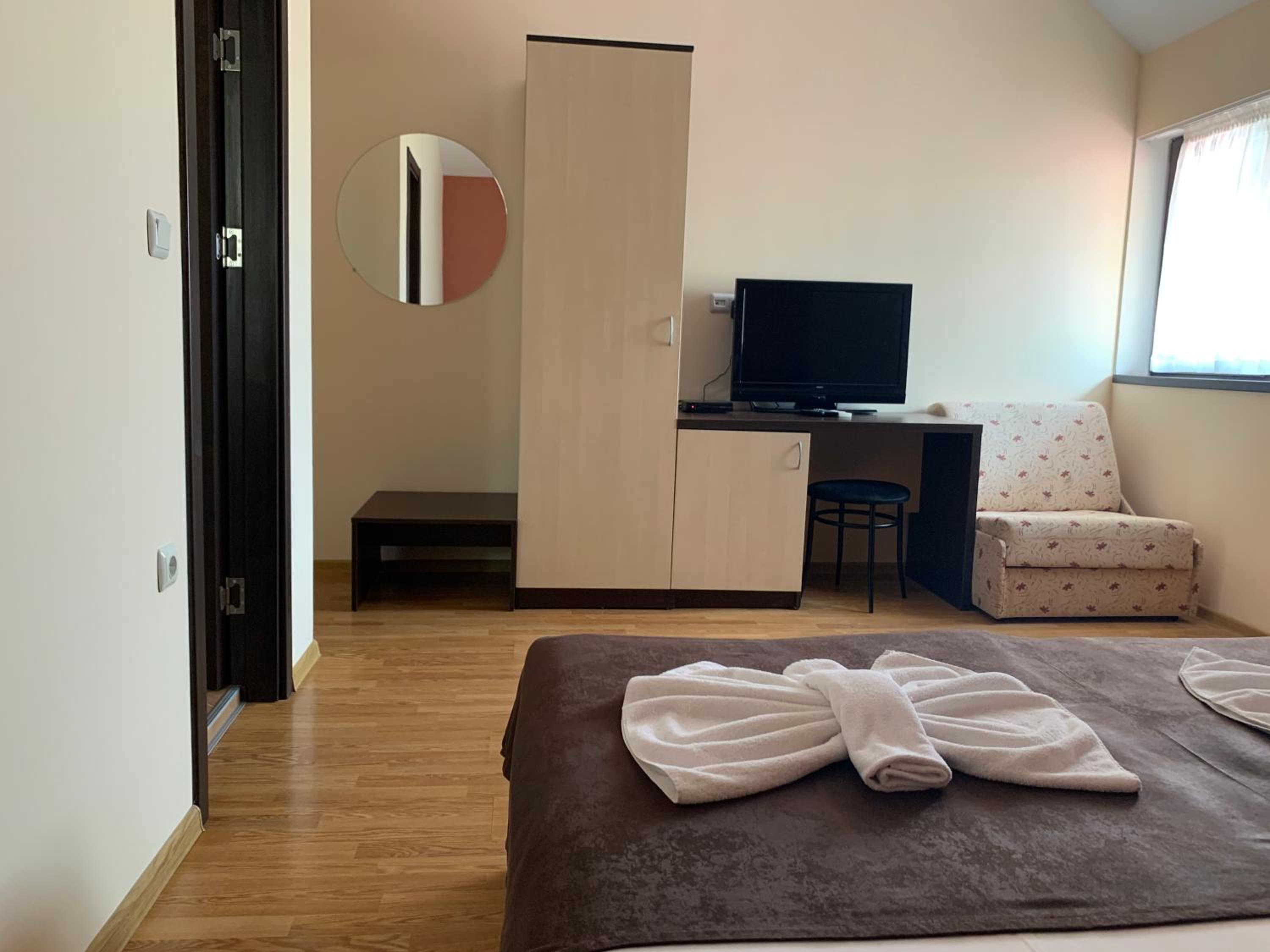 Twin Room - Photo 13