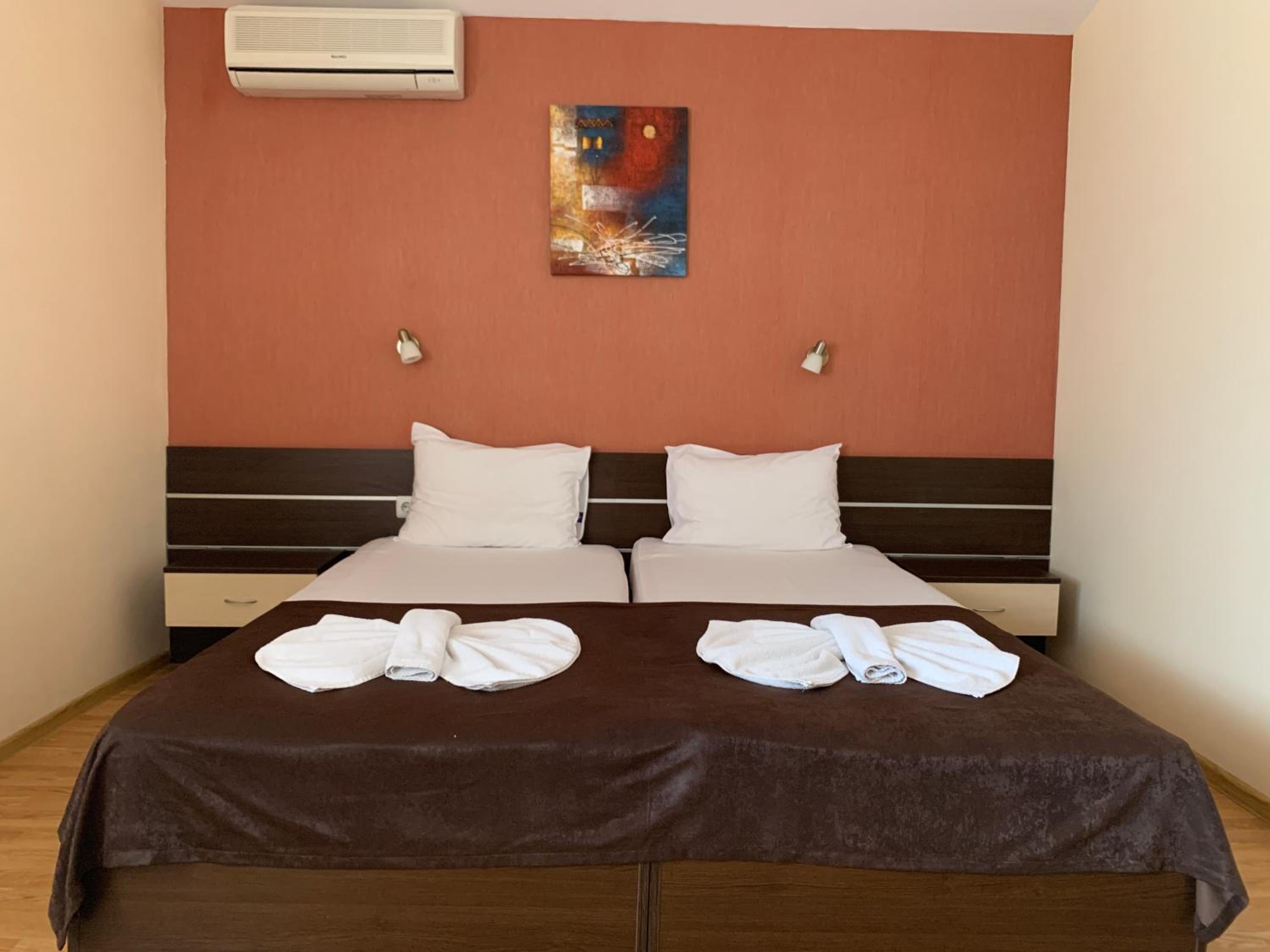 Twin Room - Photo 17