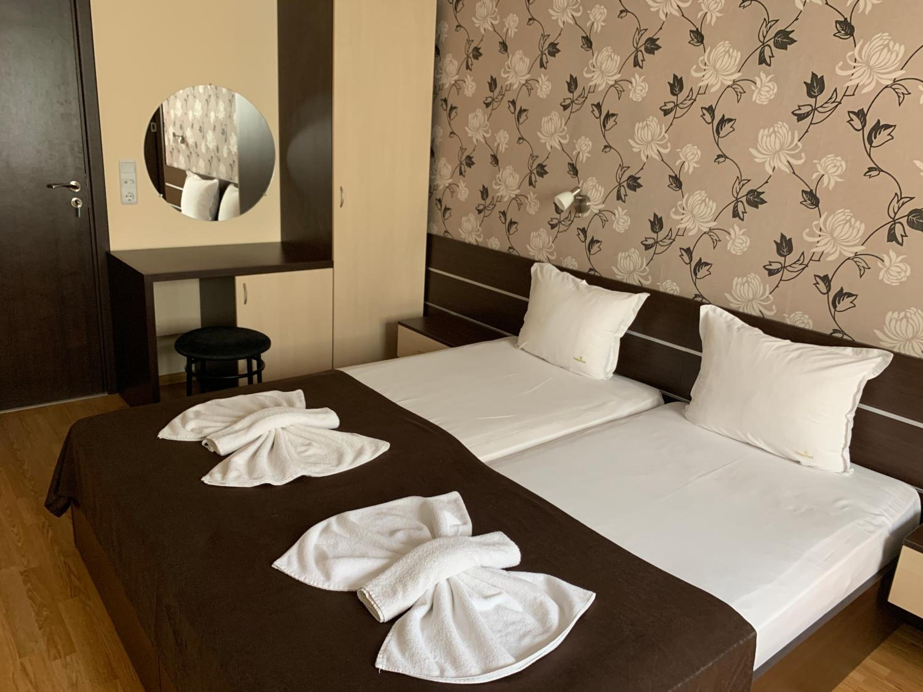 Twin Room - Photo 18
