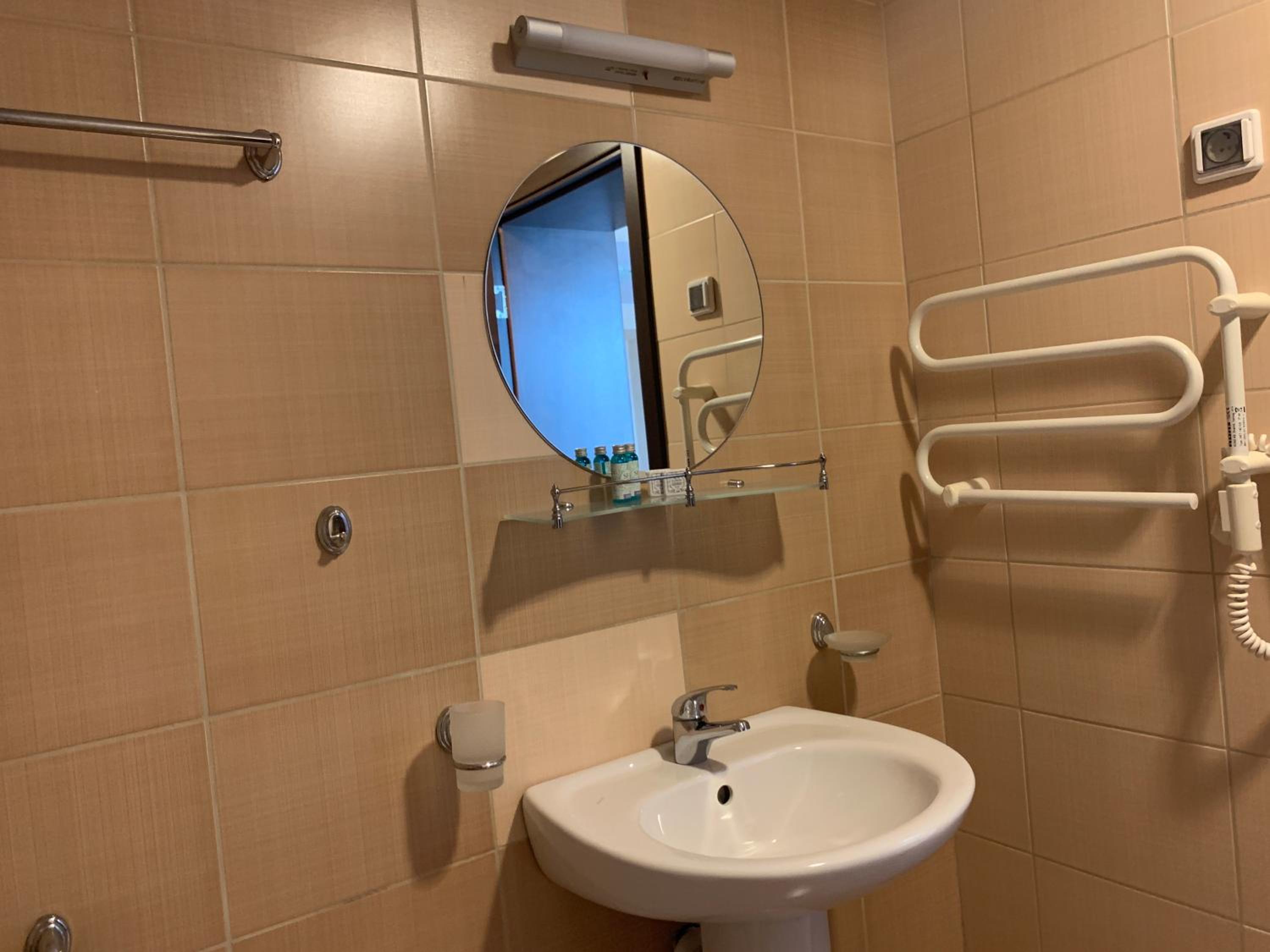 Twin Room - Photo 8