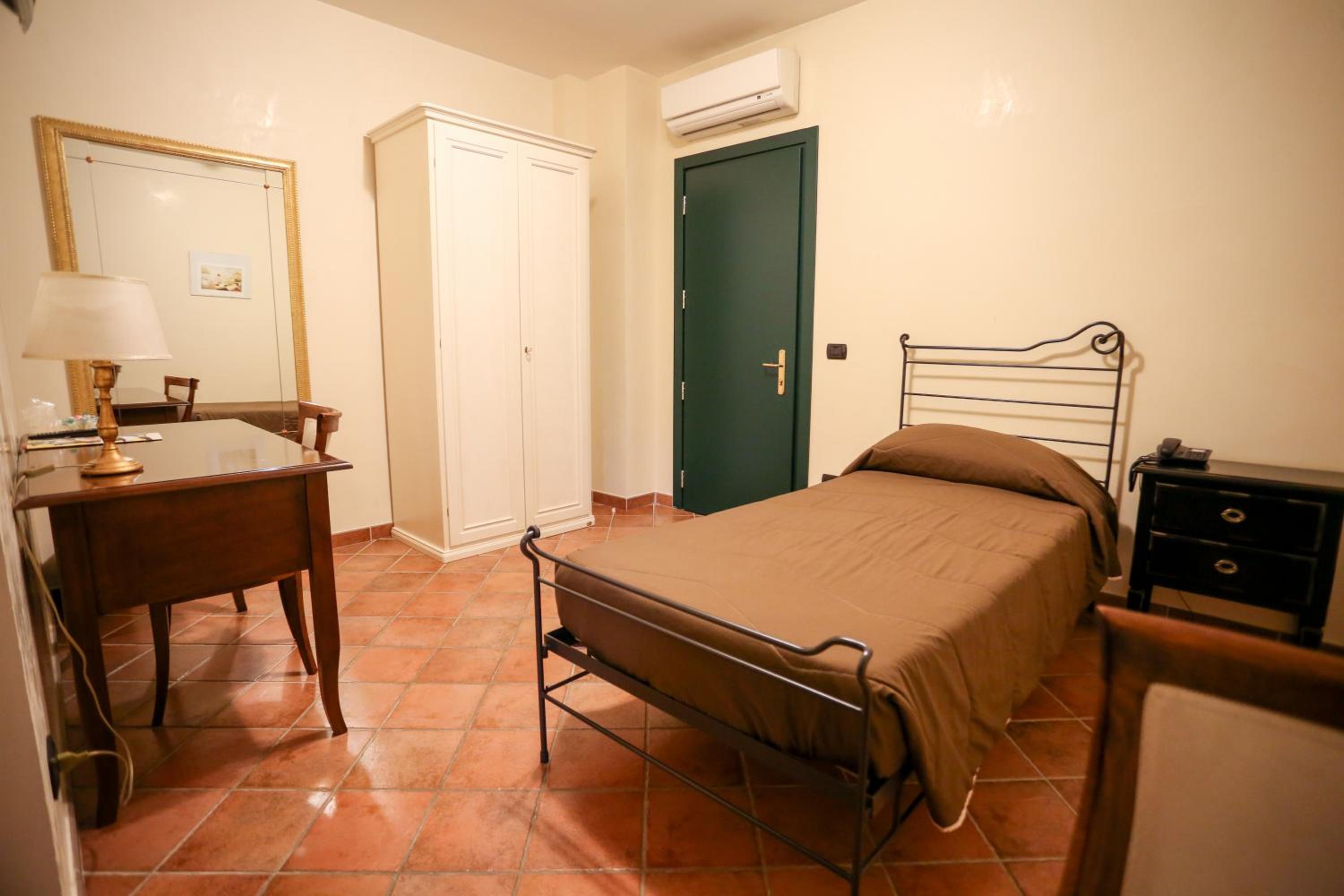 Single Room photo 1