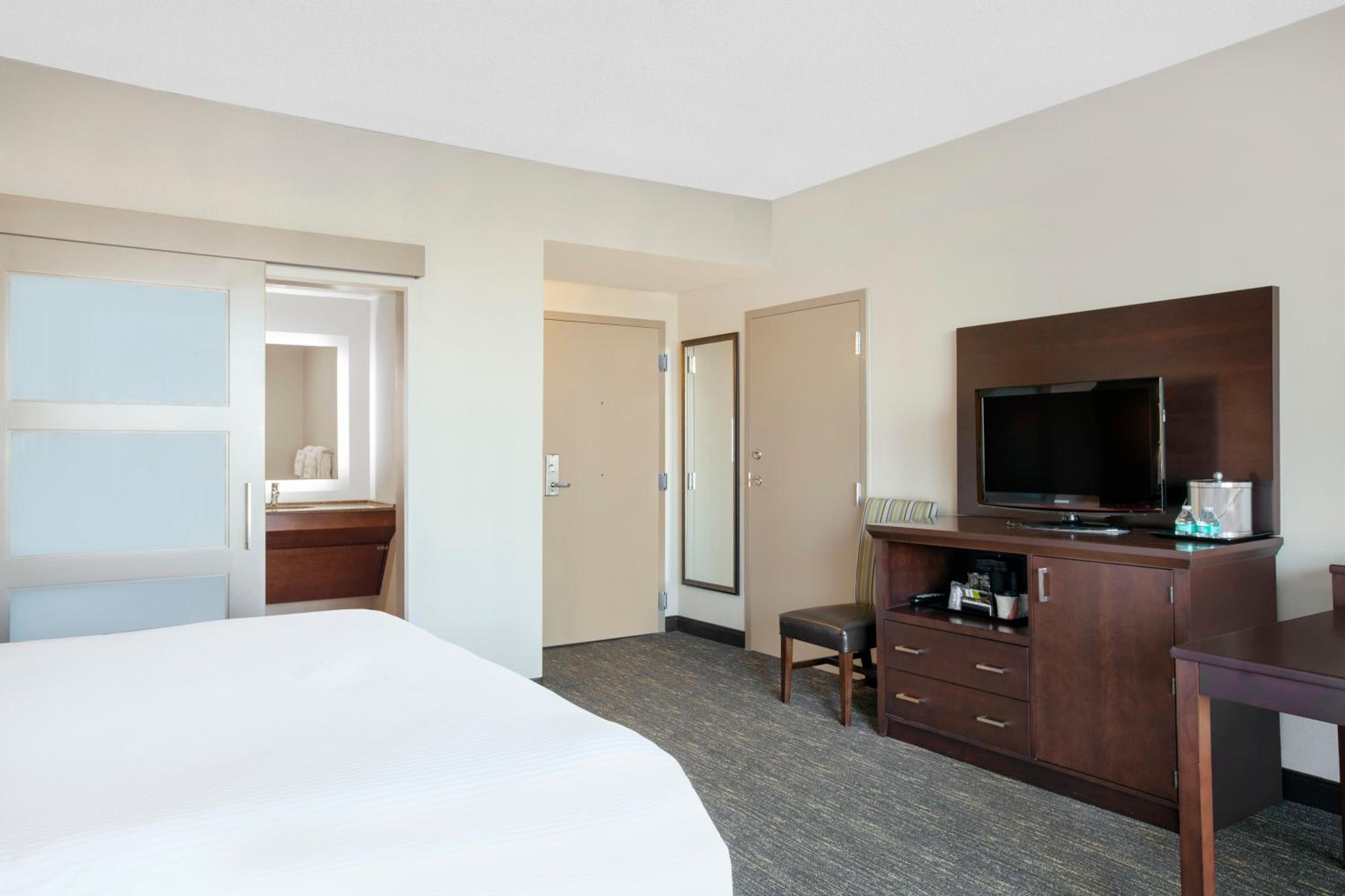 King Room with Roll-In Shower - Mobility Access/Non-Smoking