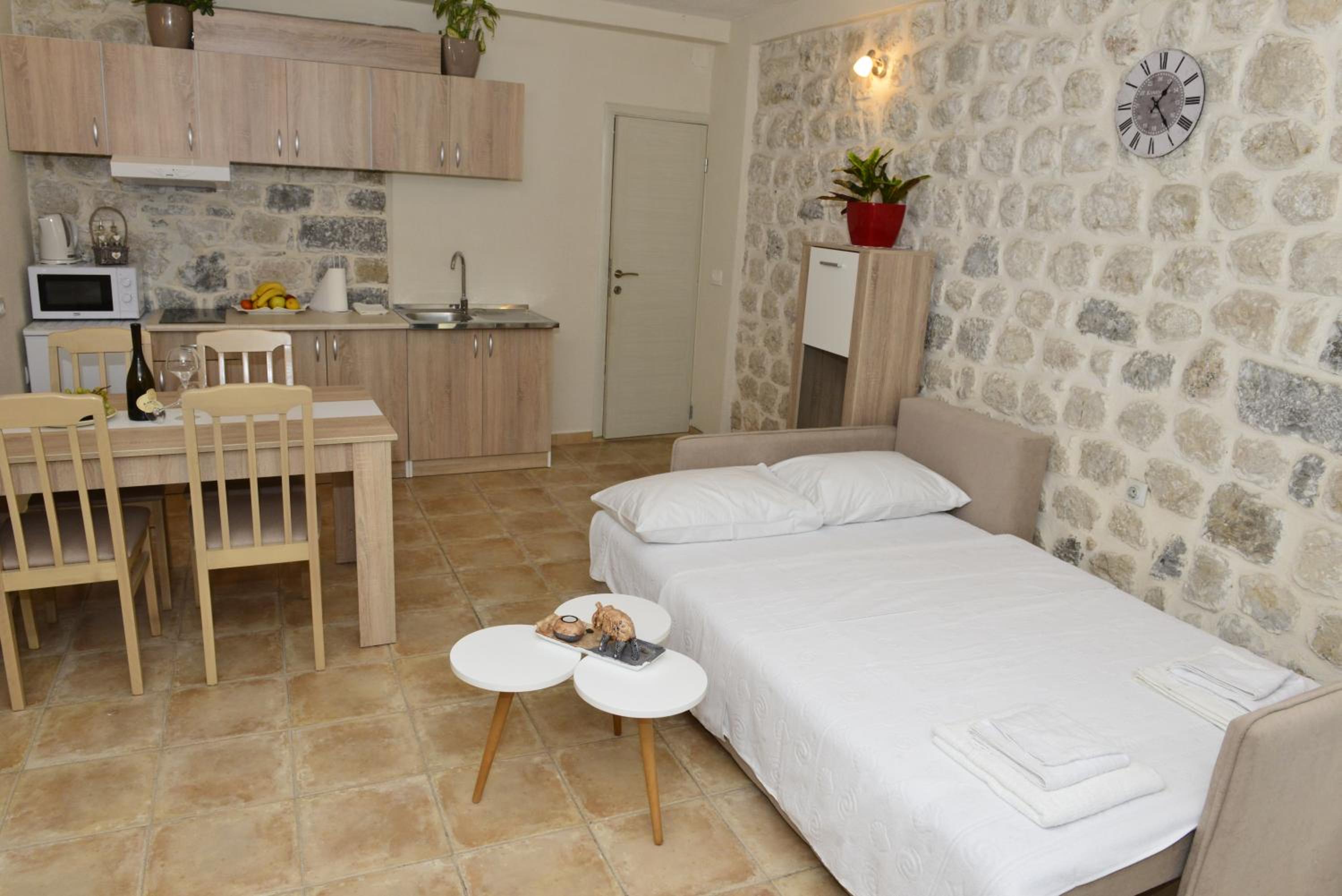 Deluxe One Bedroom Apartment photo 2