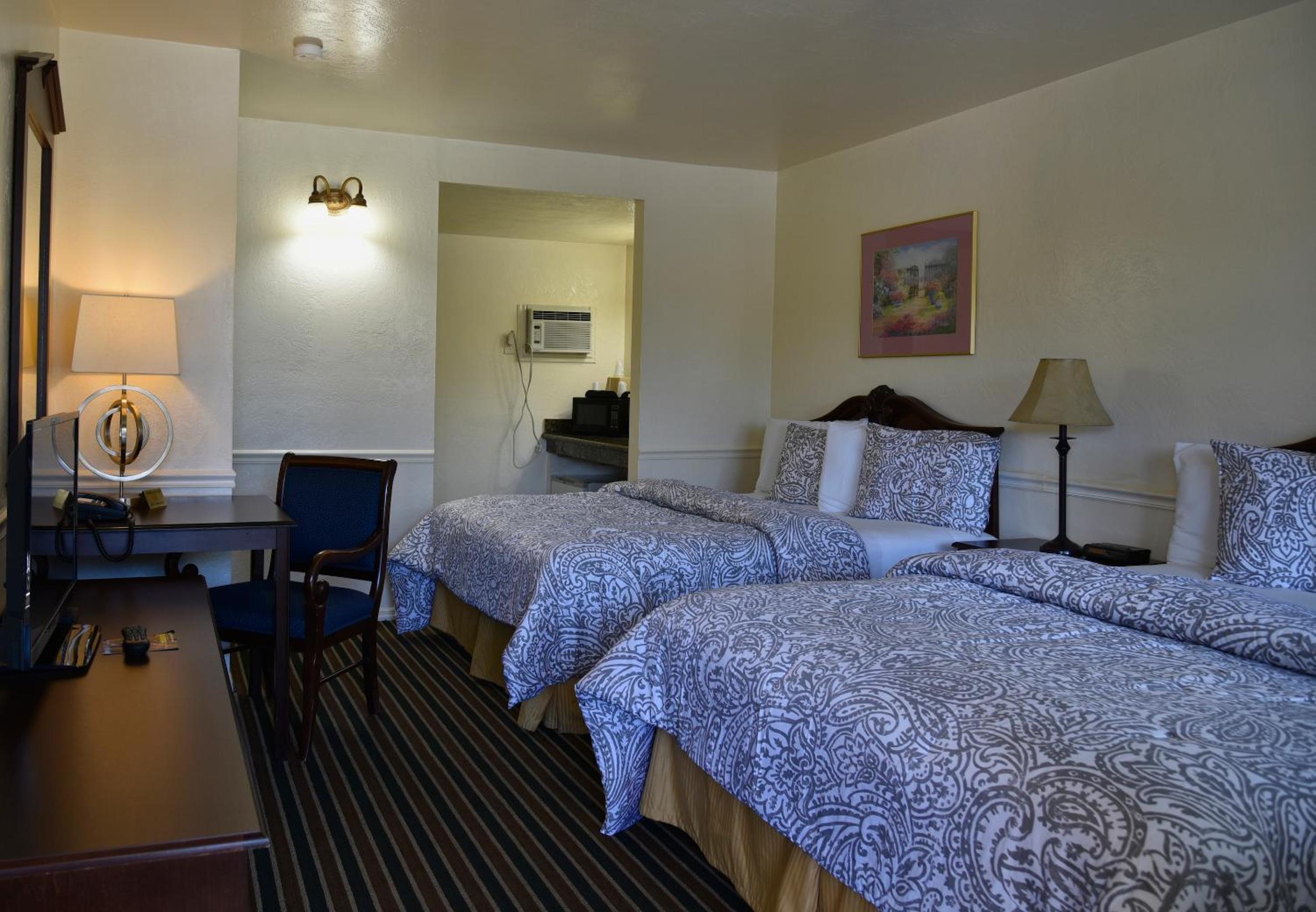 Room with 2 Queen Beds - Photo 5