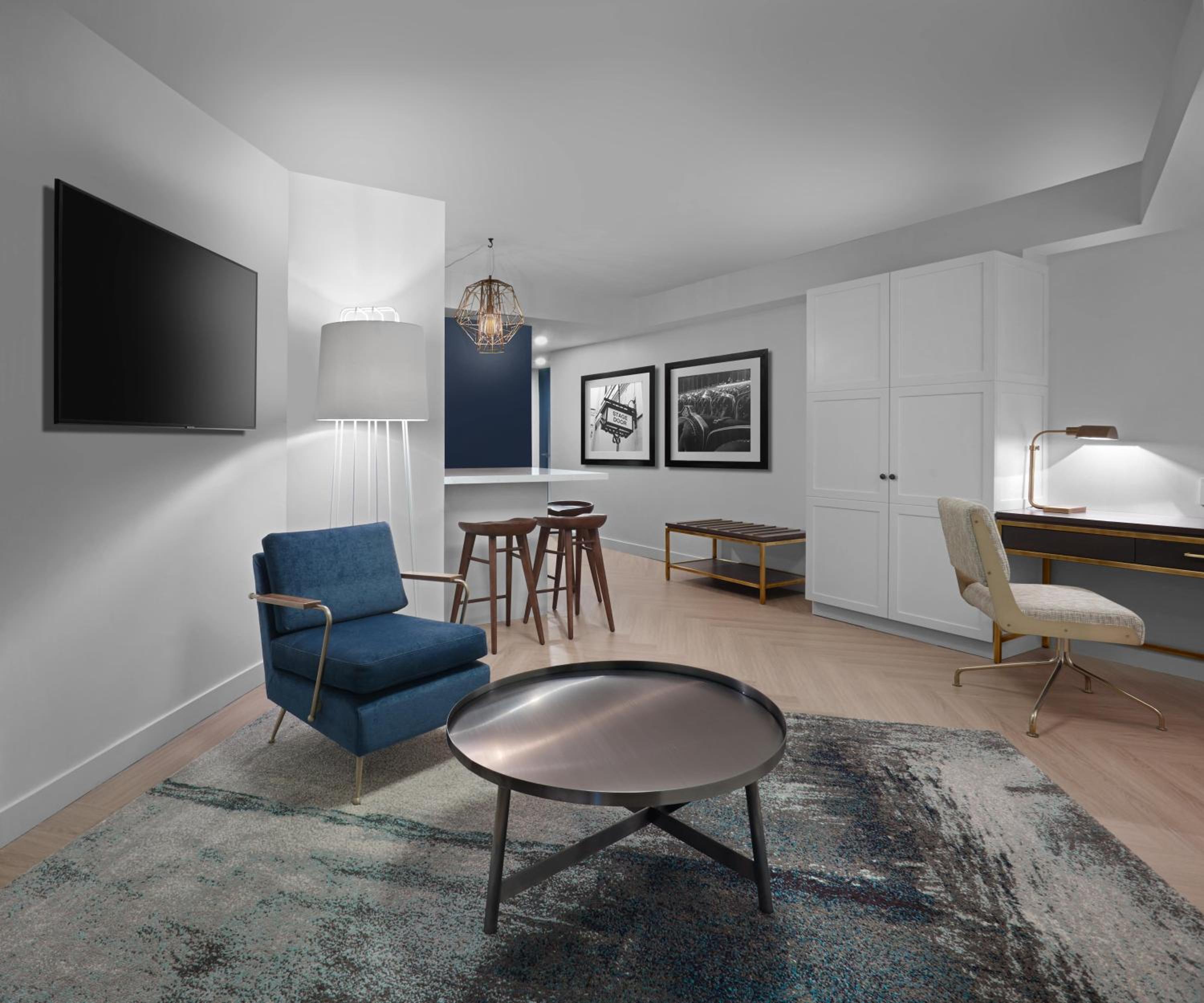 Deluxe Queen Suite - Photo 5