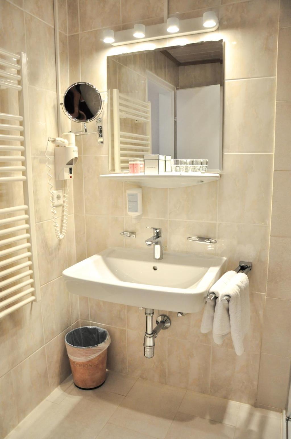 Standard Double Room - Photo 17