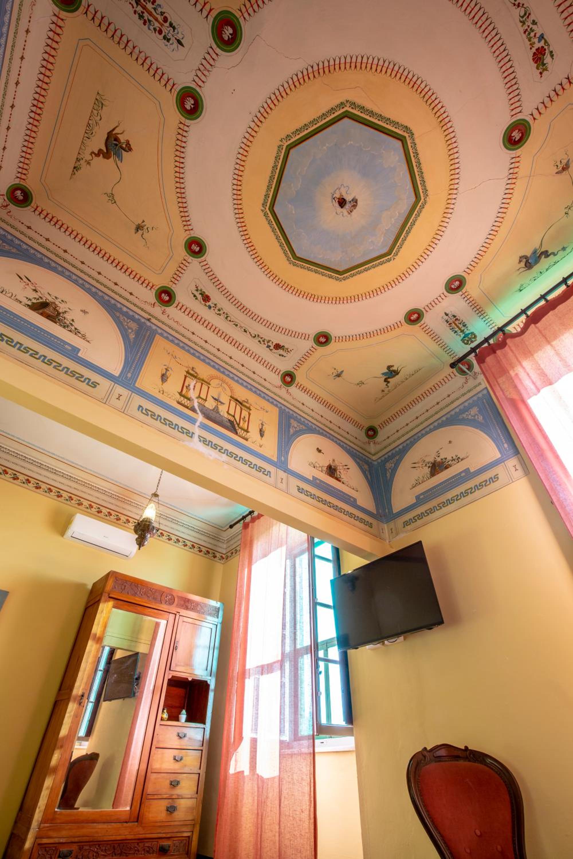 Superior Suite - Photo 11