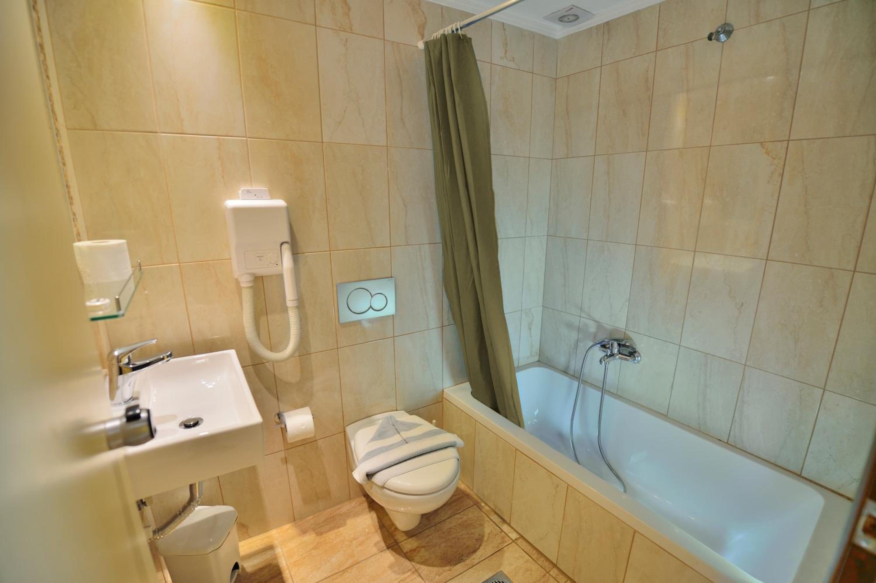 Twin Room - Photo 3