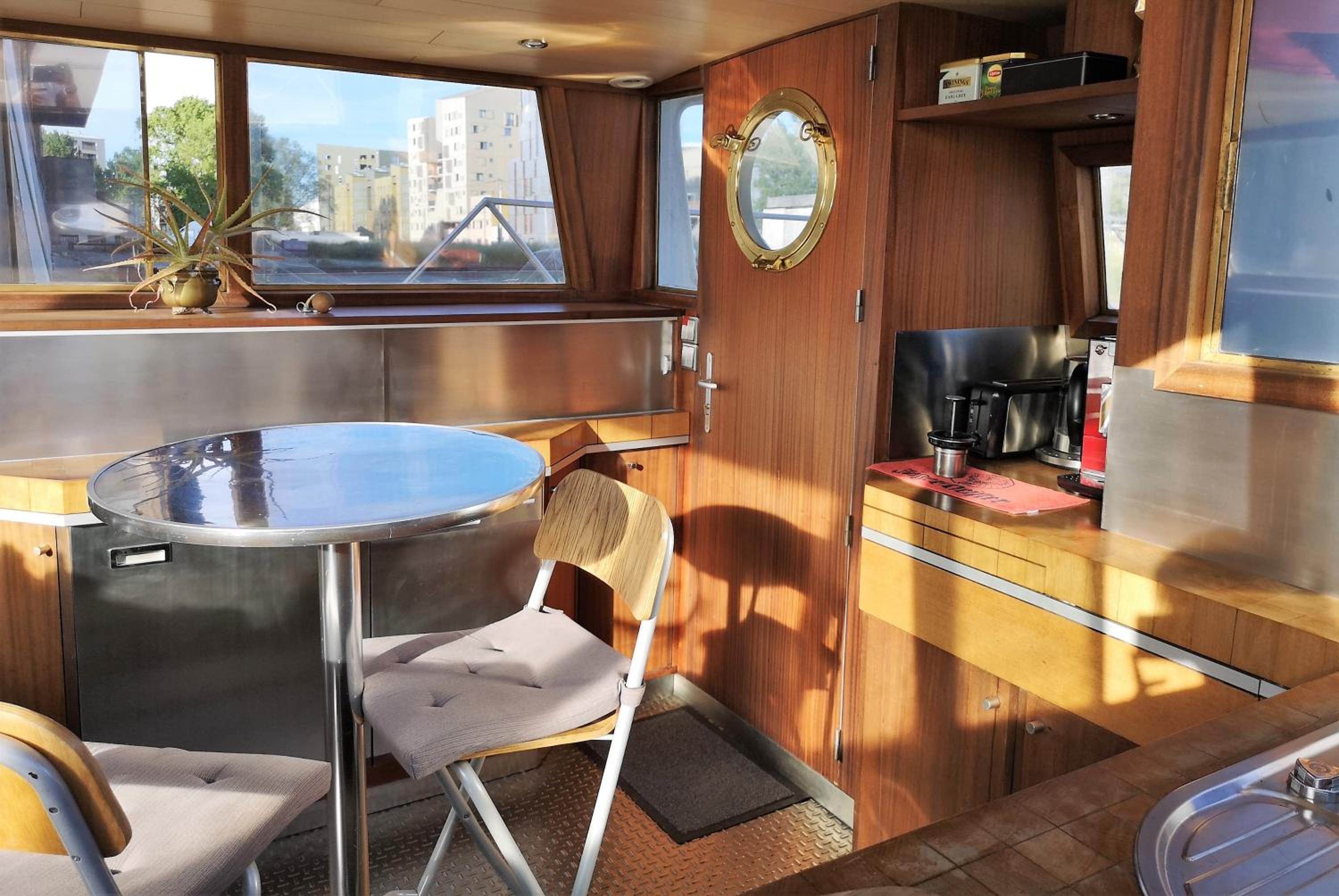 One-Cabin Boat - Photo 15