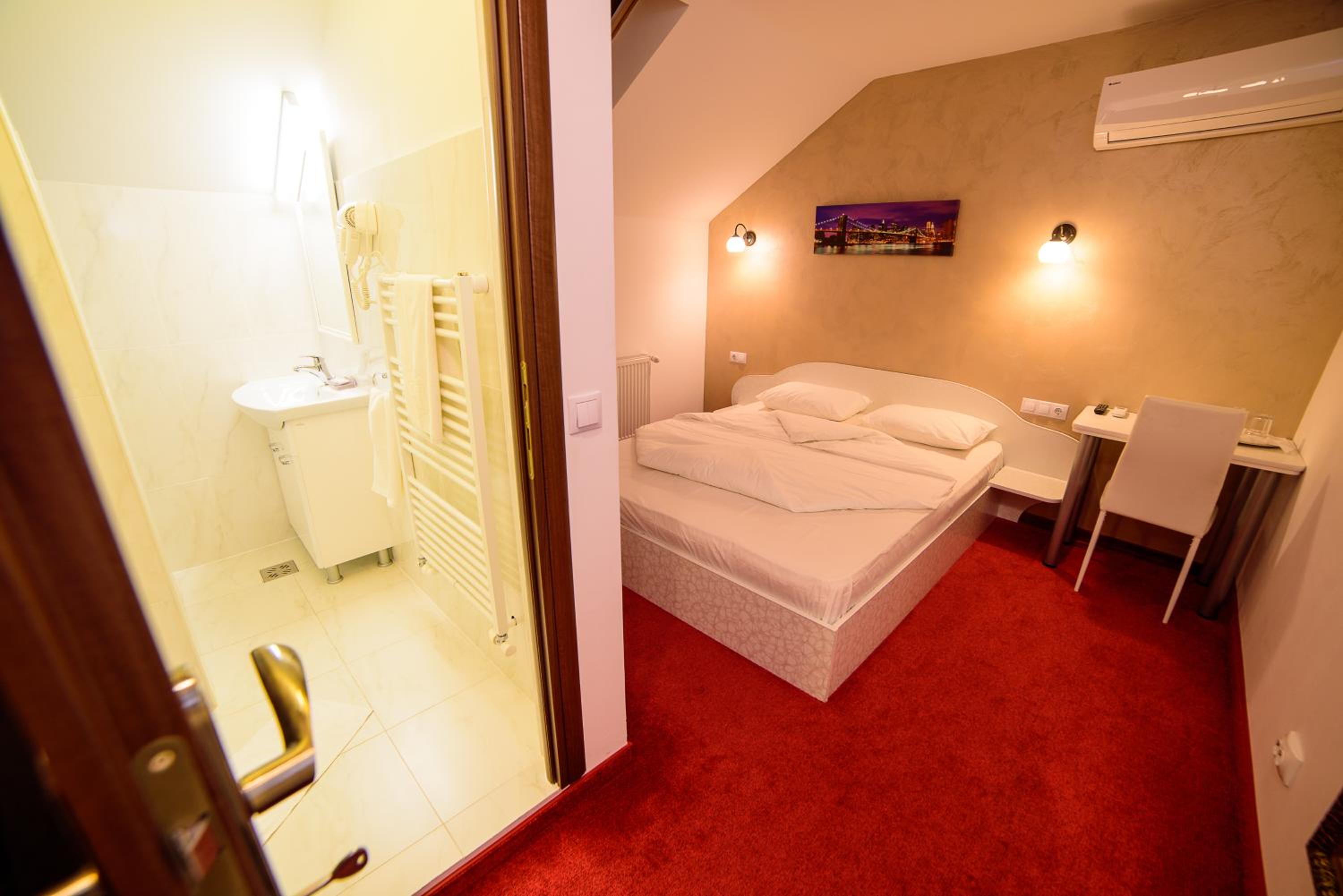 Double Room with Private Bathroom - Photo 14