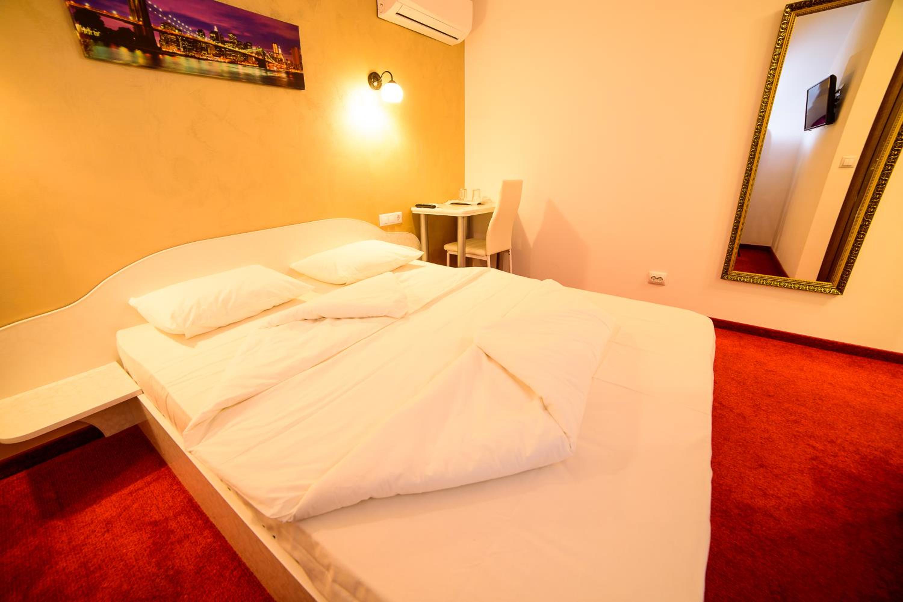 Double Room with Private Bathroom - Photo 13