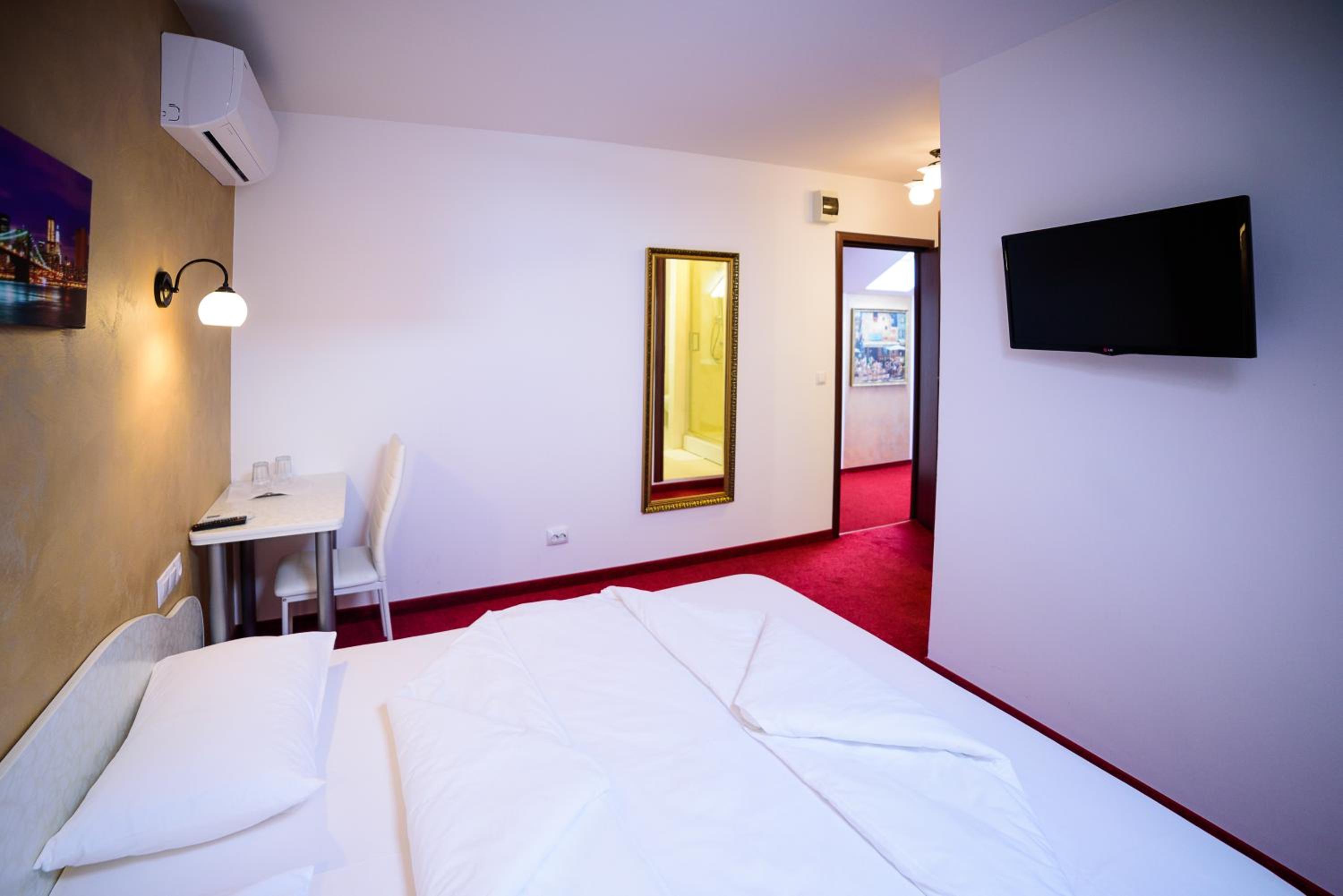 Double Room with Private Bathroom - Photo 12