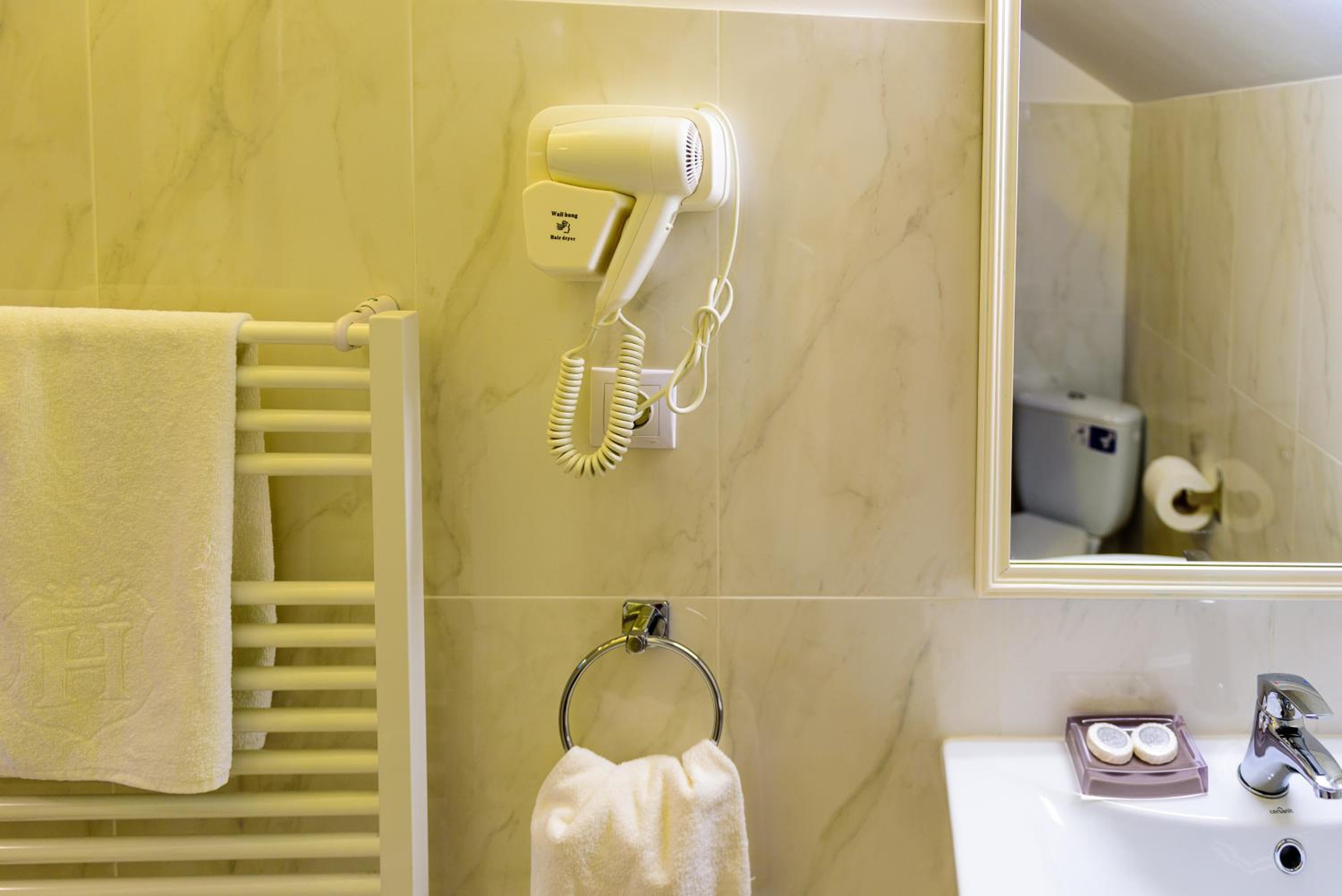 Double Room with Private Bathroom - Photo 15