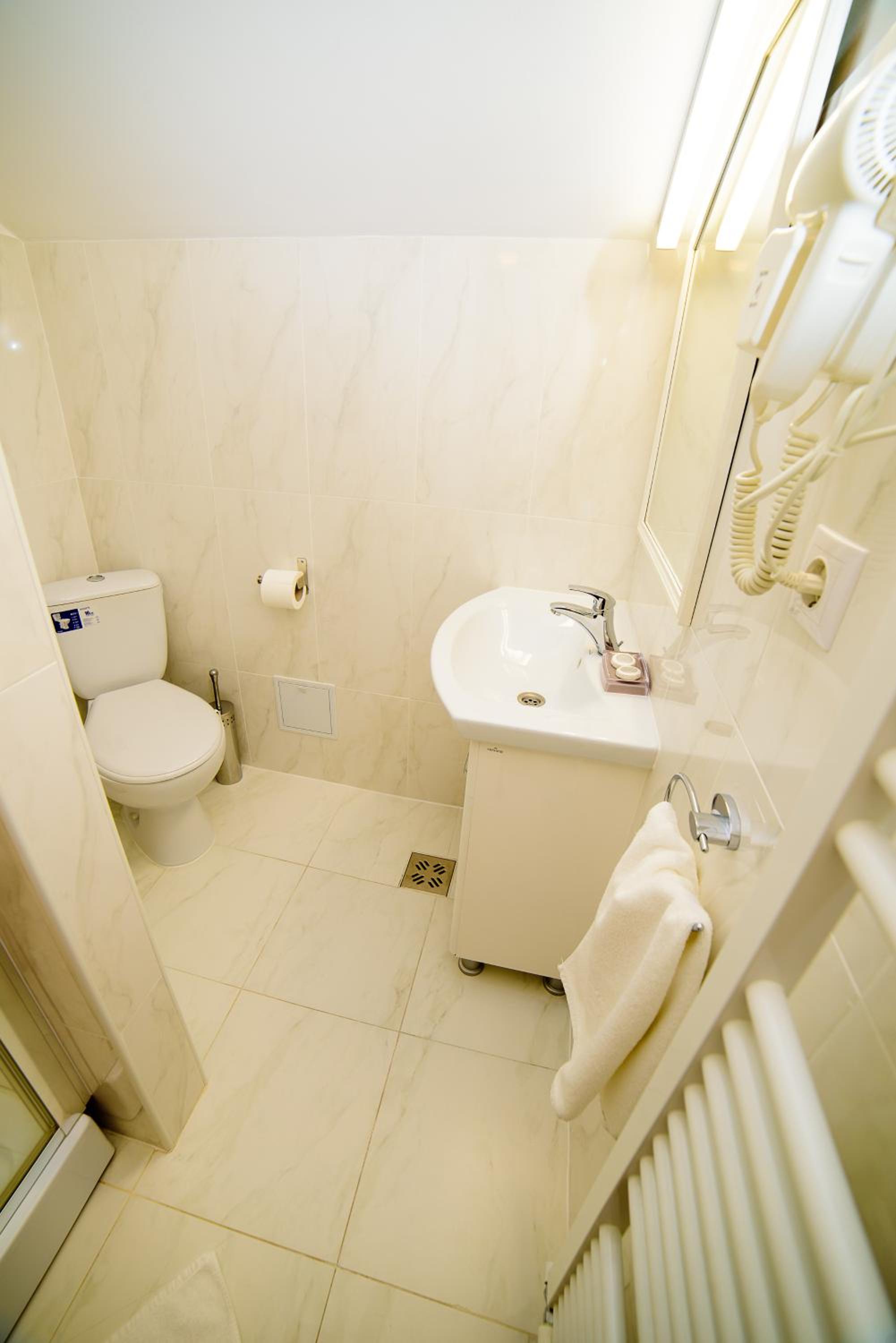 Double Room with Private Bathroom - Photo 11